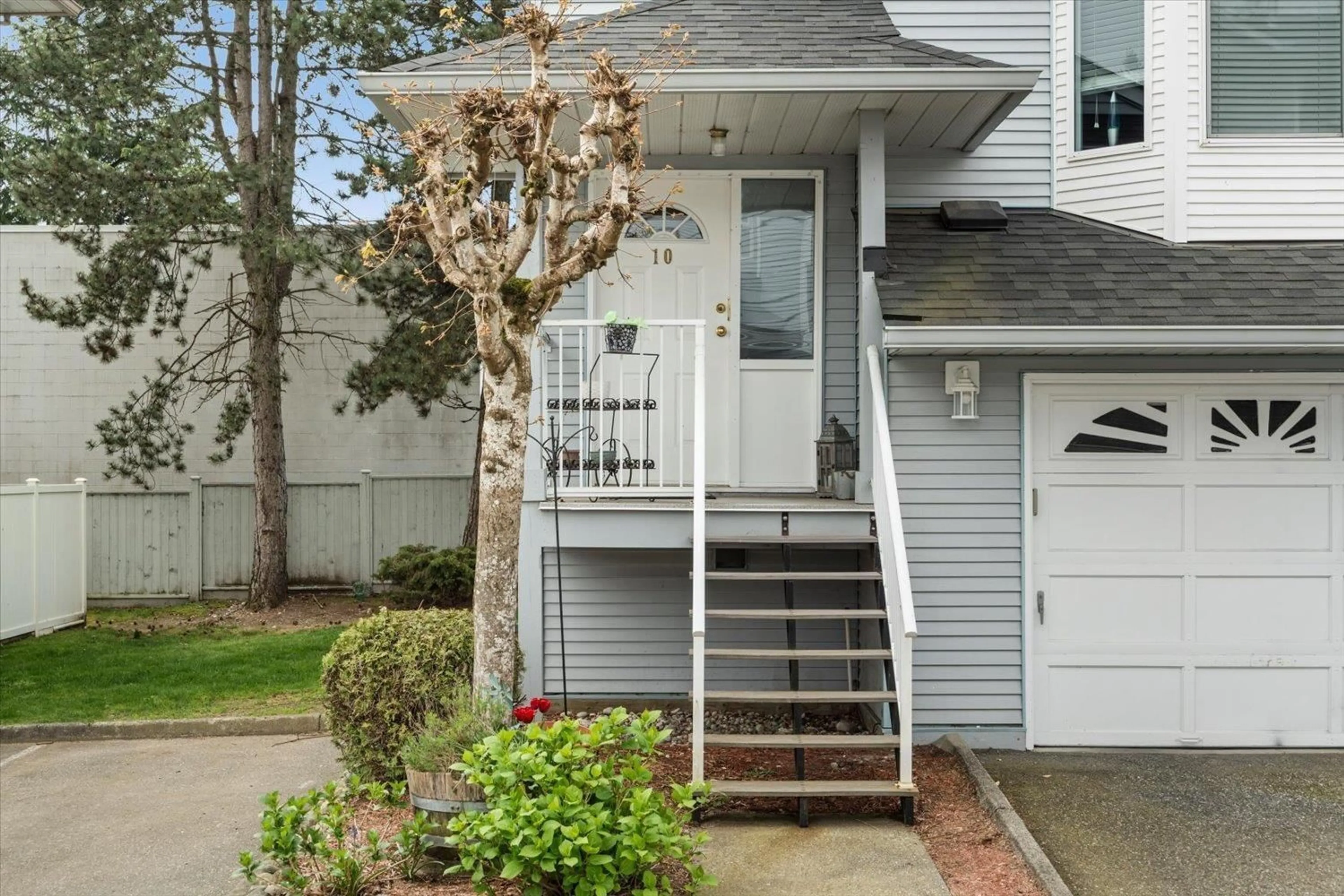 Home with vinyl exterior material, street for 10 - 3087 IMMEL STREET, Abbotsford British Columbia V2S6Z6