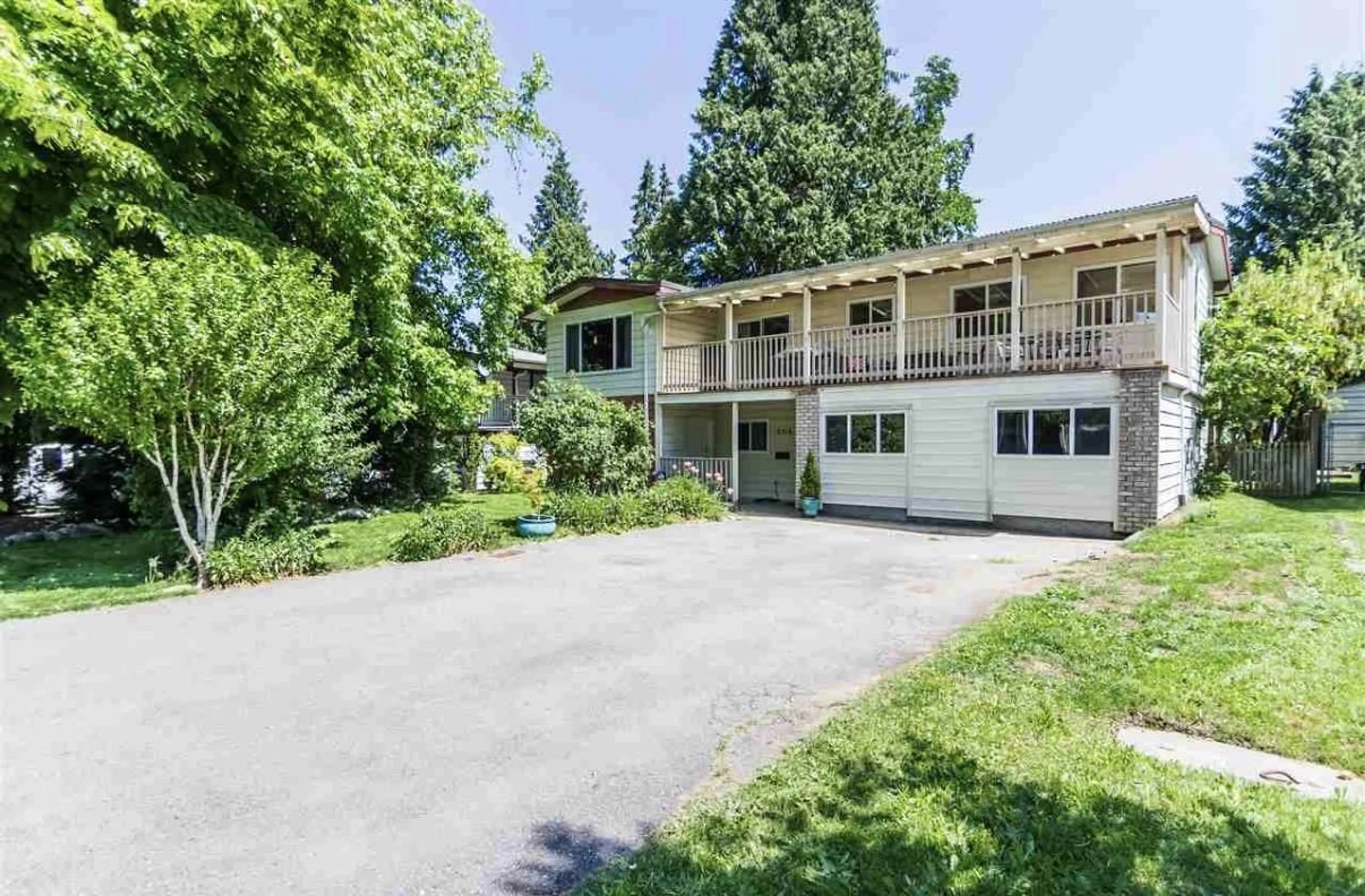 A pic from outside/outdoor area/front of a property/back of a property/a pic from drone, unknown for 10216 142A STREET, Surrey British Columbia V3T4Z7