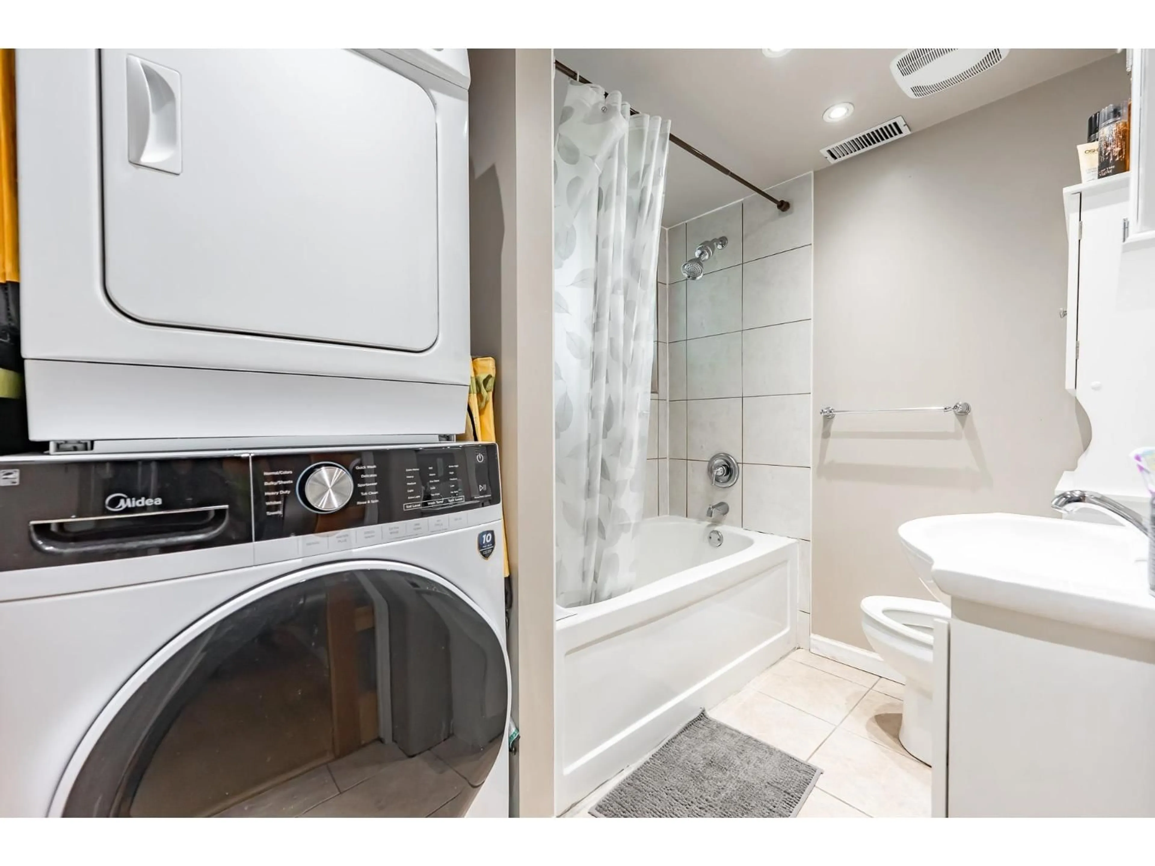 Standard bathroom, ceramic/tile floor for 10216 142A STREET, Surrey British Columbia V3T4Z7