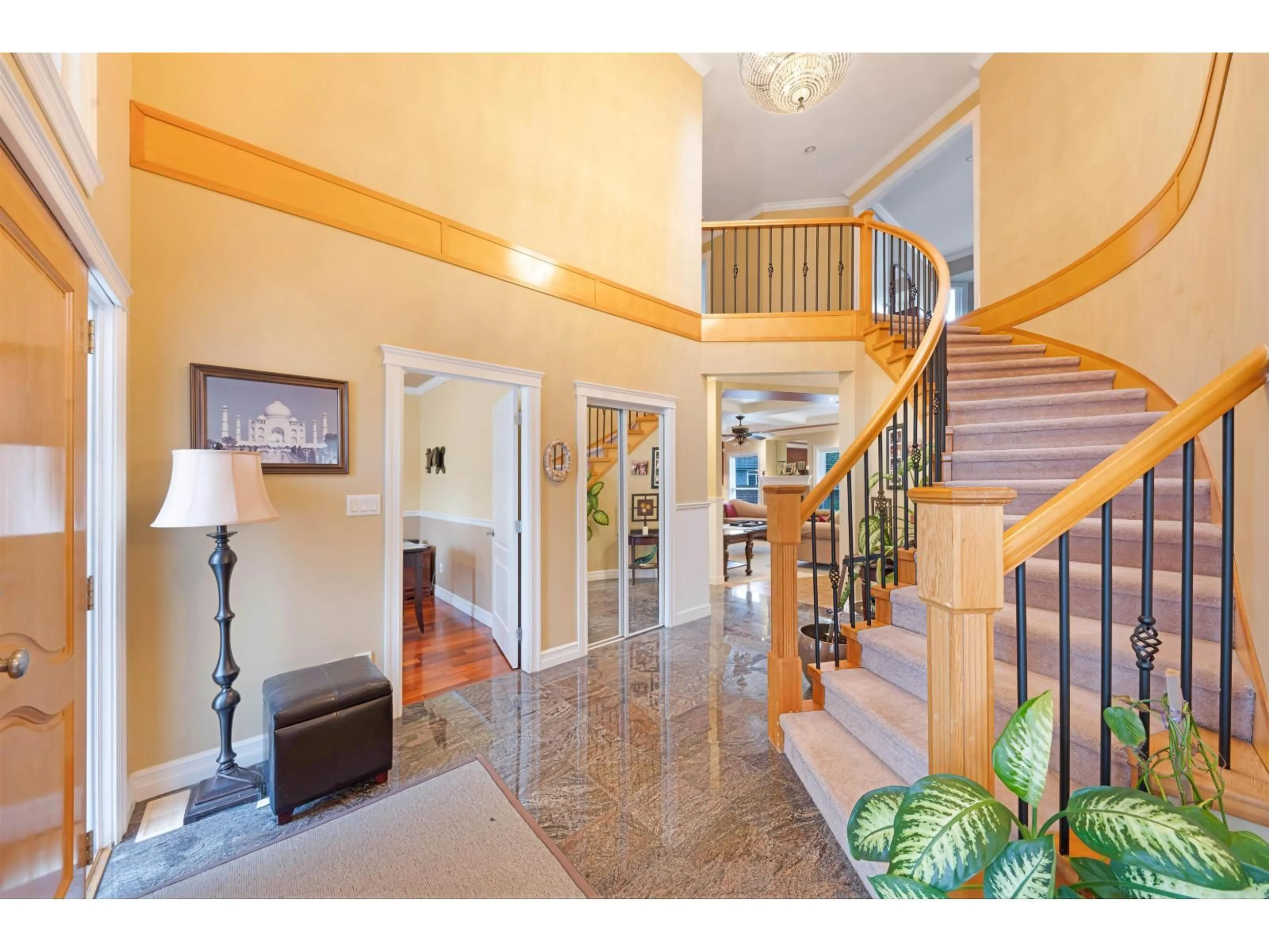 Indoor foyer for 17015 86A AVENUE, Surrey British Columbia V3X3J1