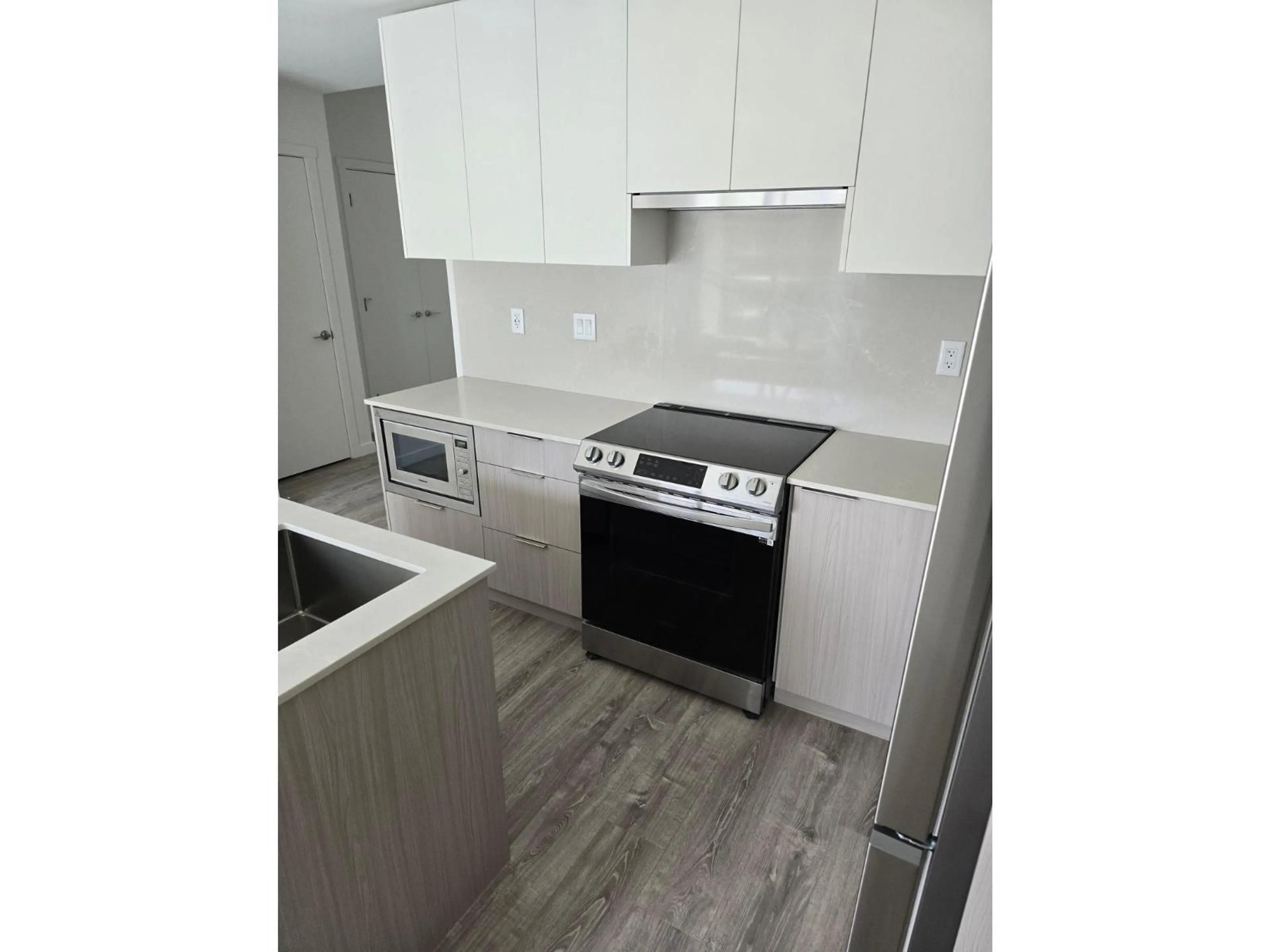 Standard kitchen, unknown for 521 - 13968 LAUREL DRIVE, Surrey British Columbia V3T1A8