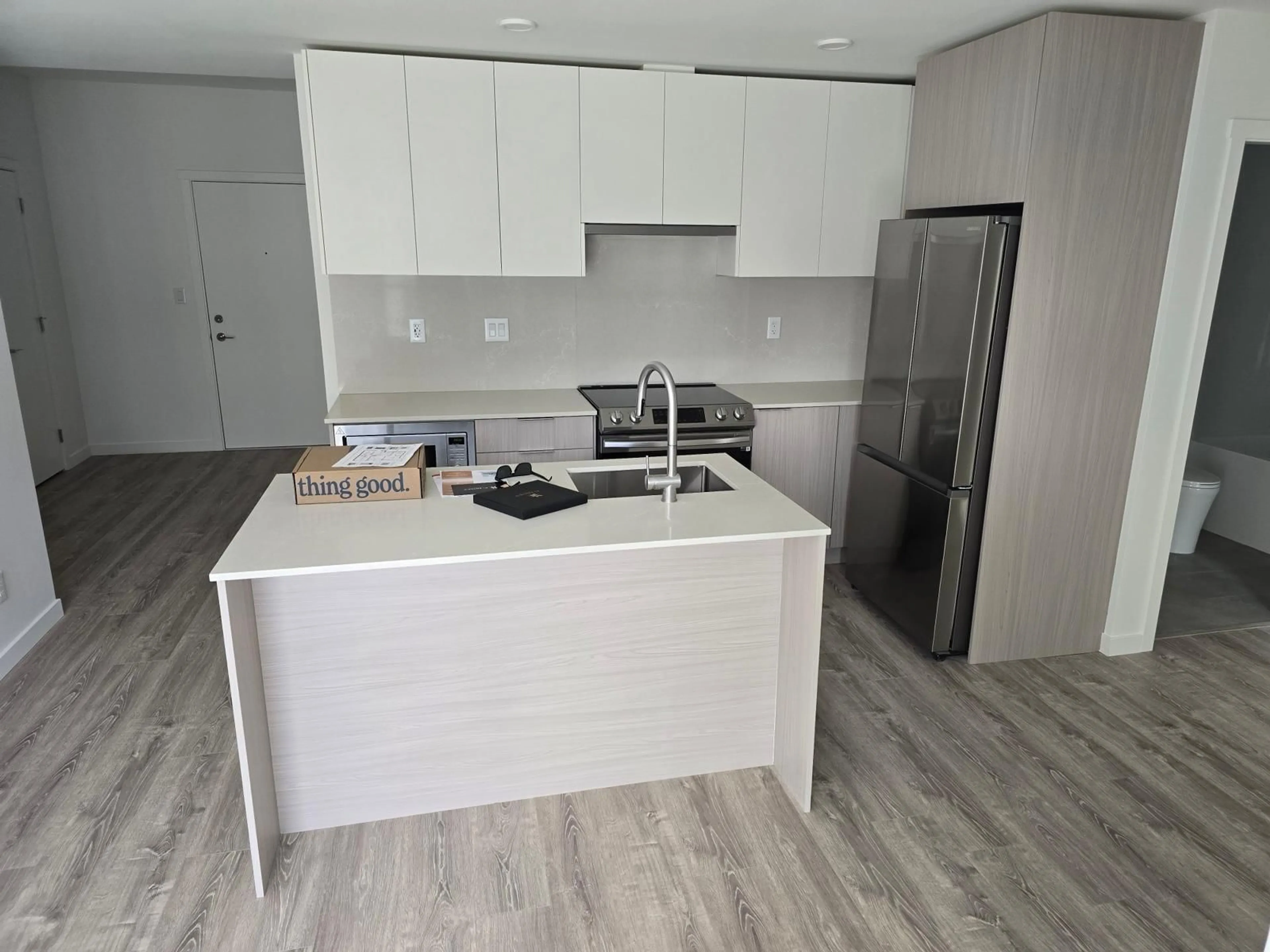 Open concept kitchen, wood/laminate floor for 521 - 13968 LAUREL DRIVE, Surrey British Columbia V3T1A8
