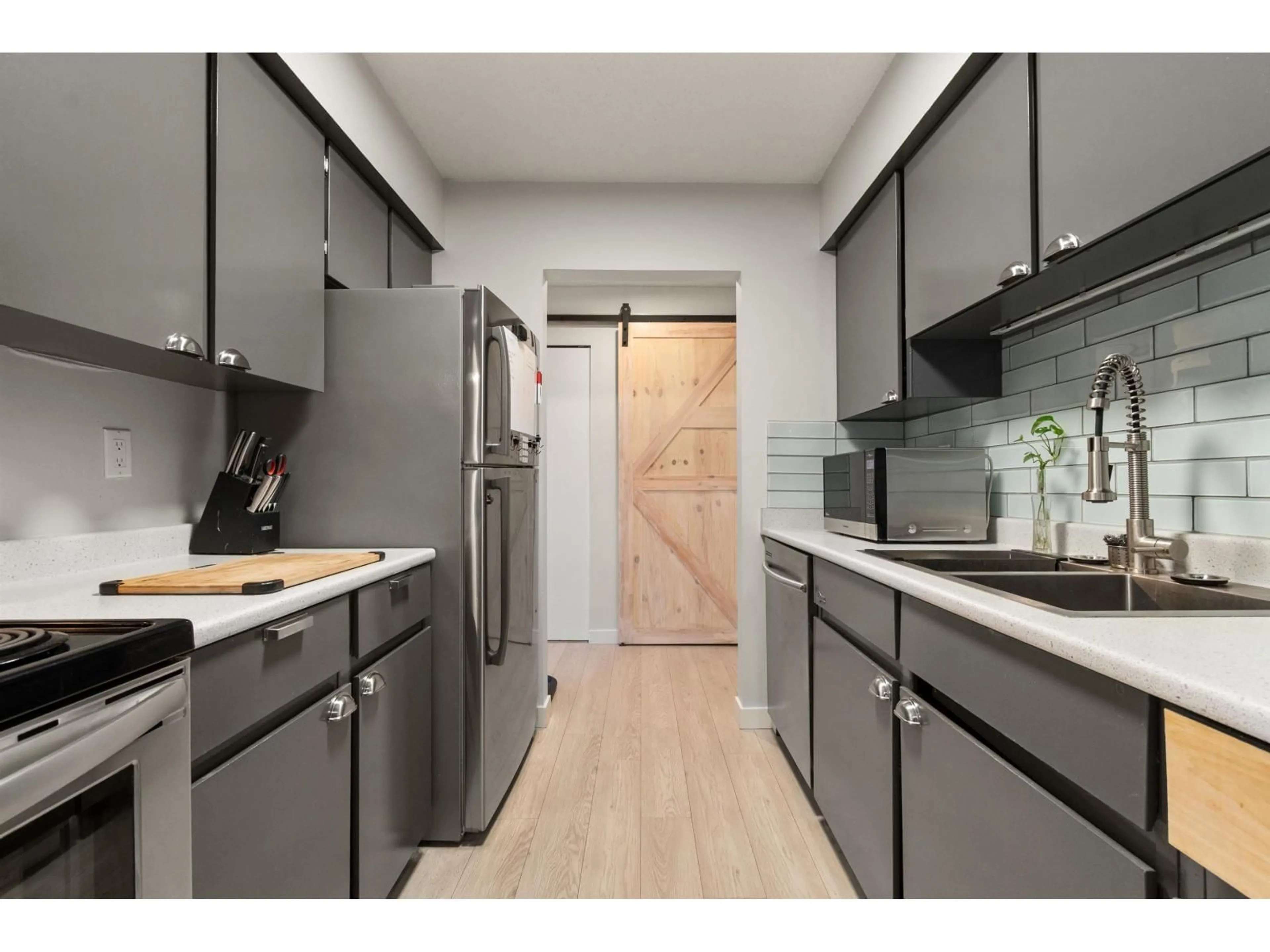 Standard kitchen, wood/laminate floor for 312 - 45598 MCINTOSH DRIVE, Chilliwack British Columbia V2P7J3