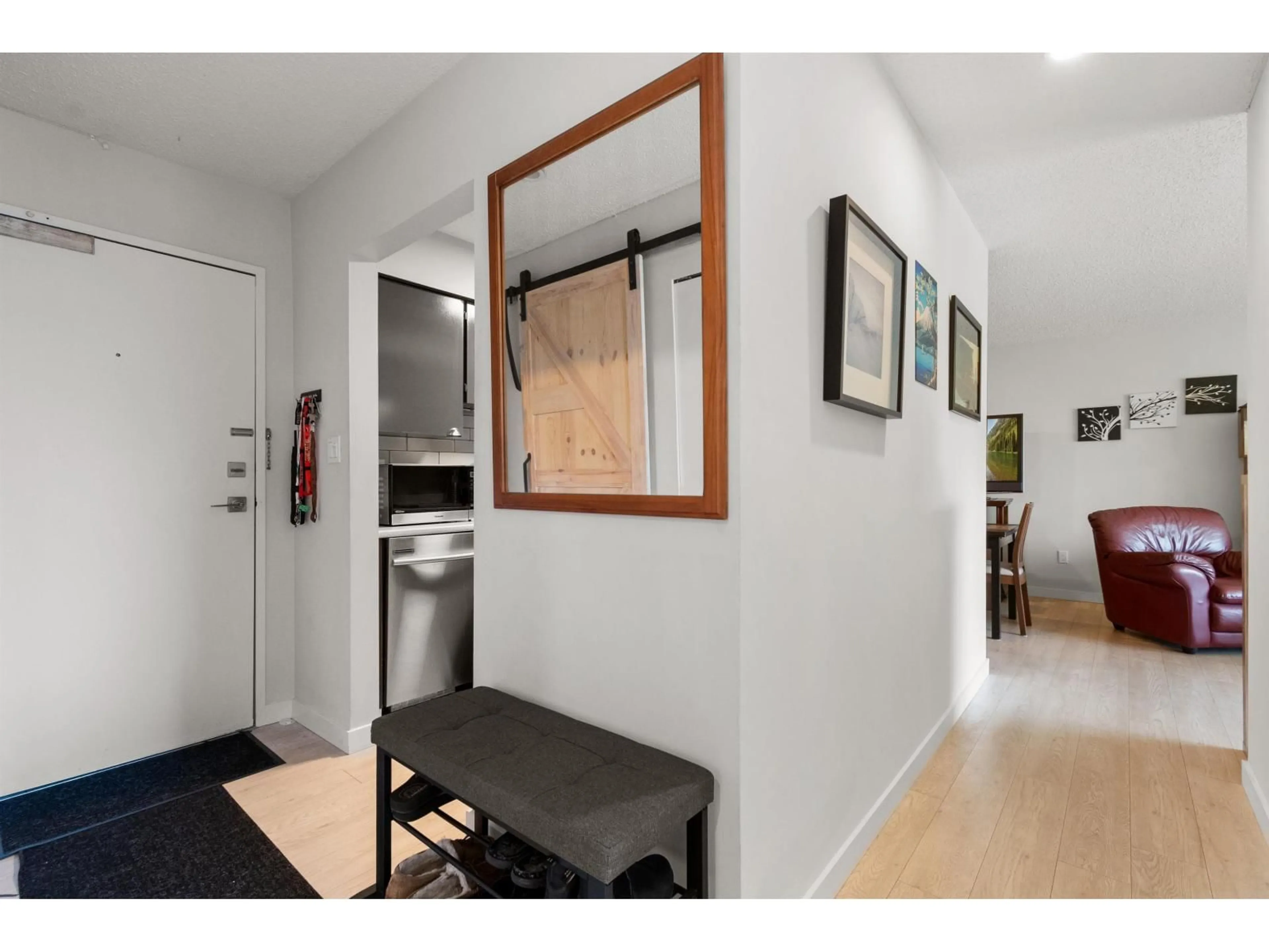 Indoor entryway for 312 - 45598 MCINTOSH DRIVE, Chilliwack British Columbia V2P7J3