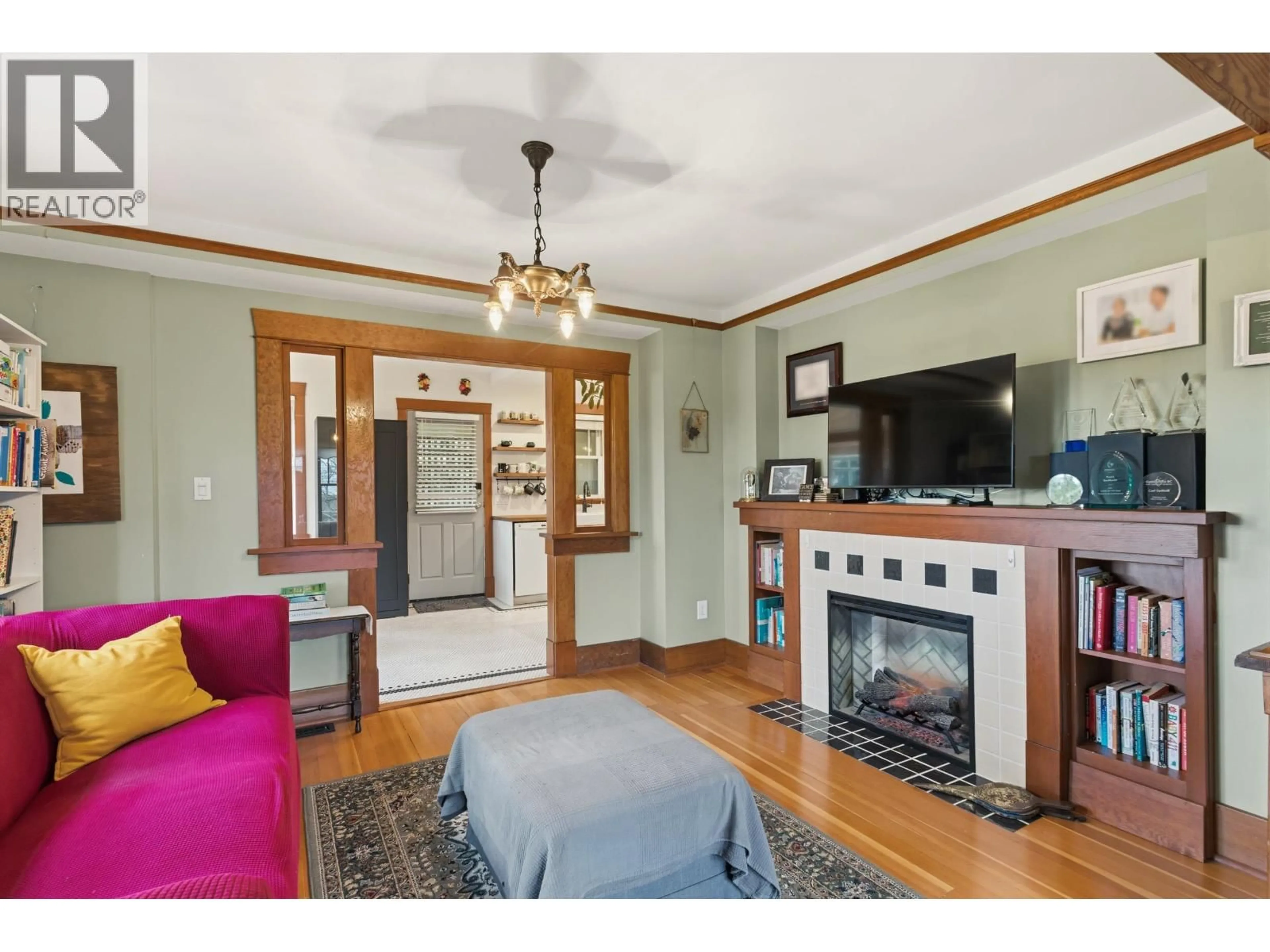 Living room with furniture, wood/laminate floor for 905 THIRD AVENUE, New Westminster British Columbia V3M1P4