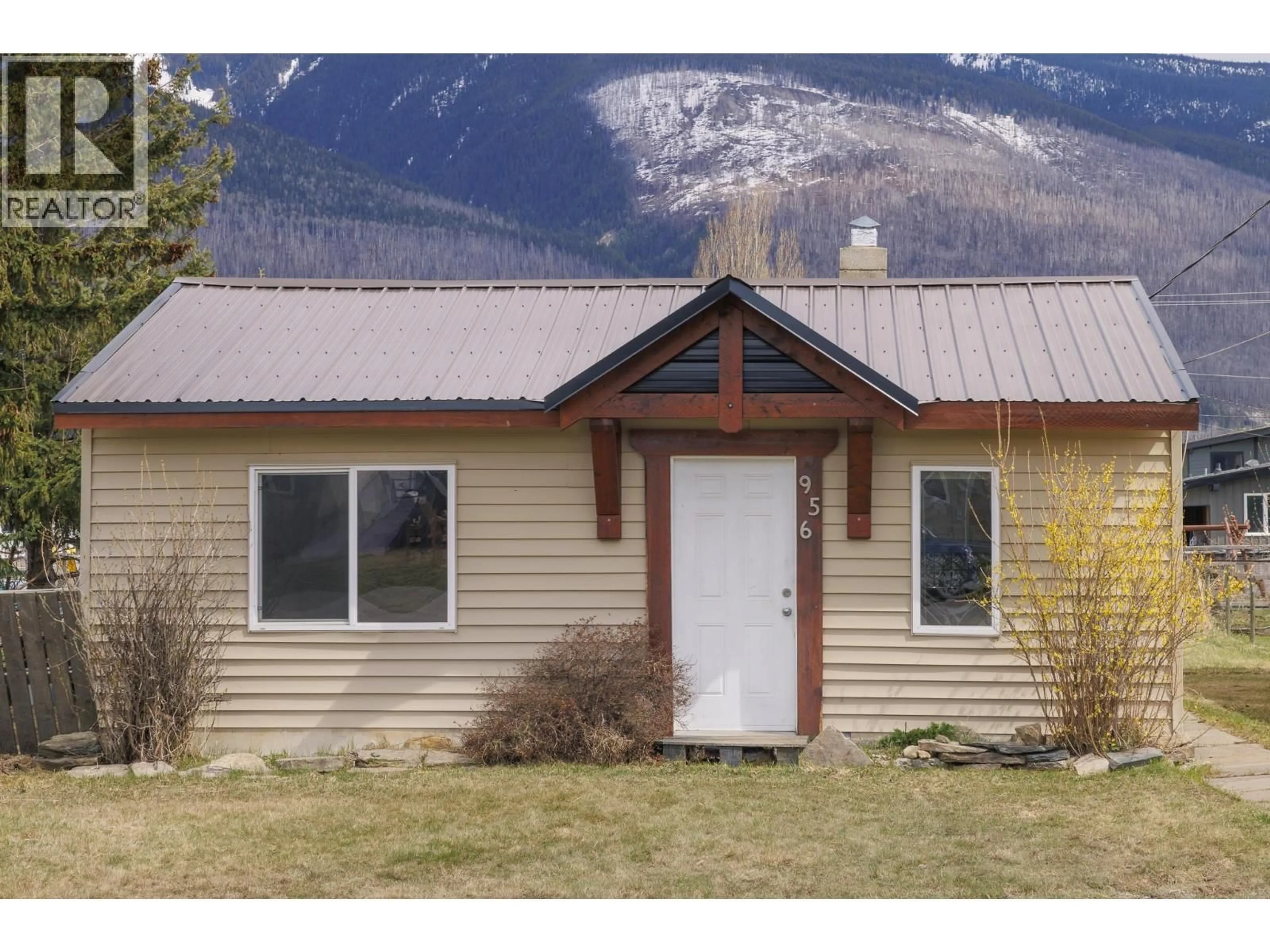 Home with vinyl exterior material, mountain view for 956 4TH AVENUE, McBride British Columbia V0J2E0