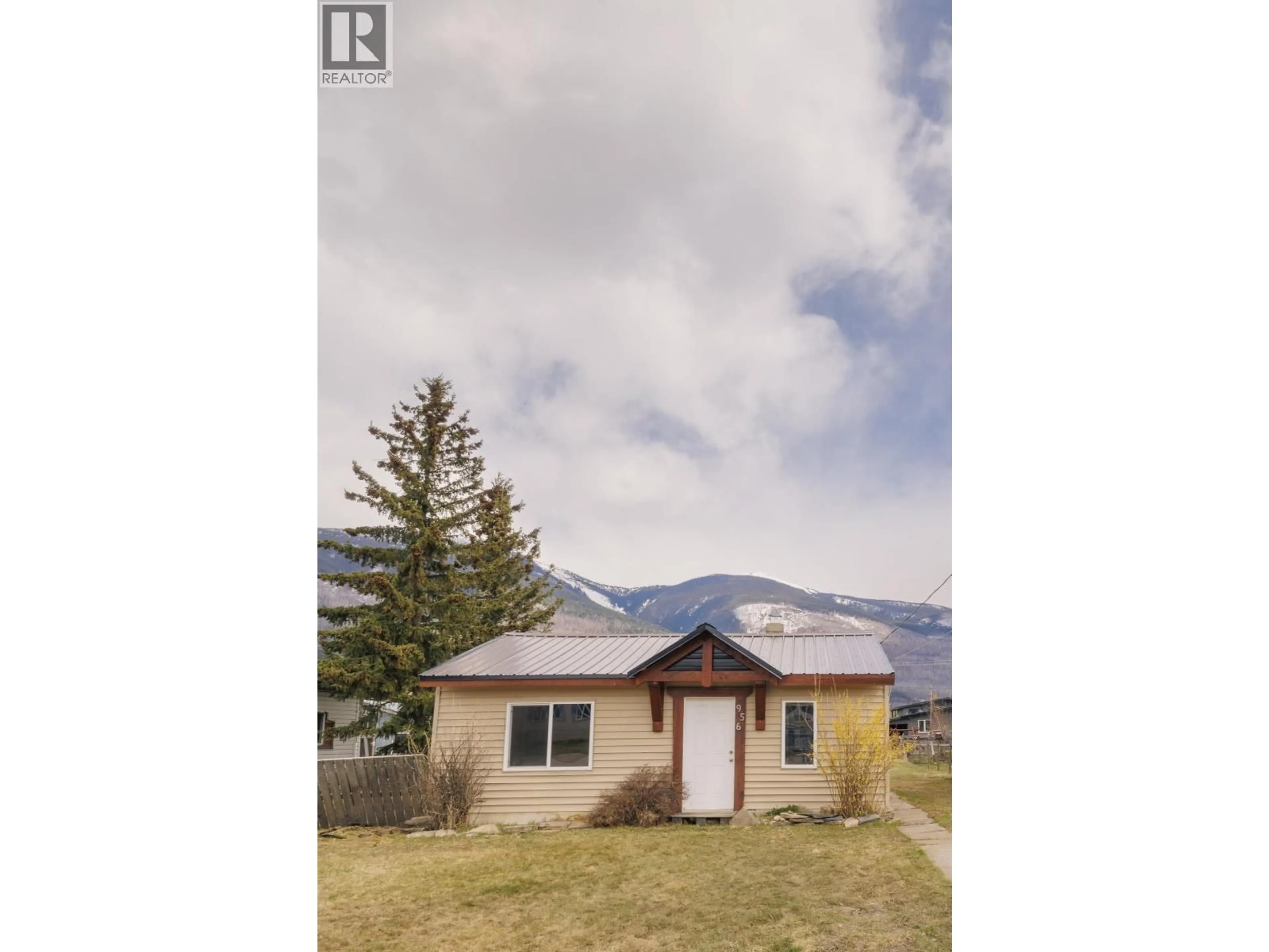 A pic from outside/outdoor area/front of a property/back of a property/a pic from drone, mountain view for 956 4TH AVENUE, McBride British Columbia V0J2E0