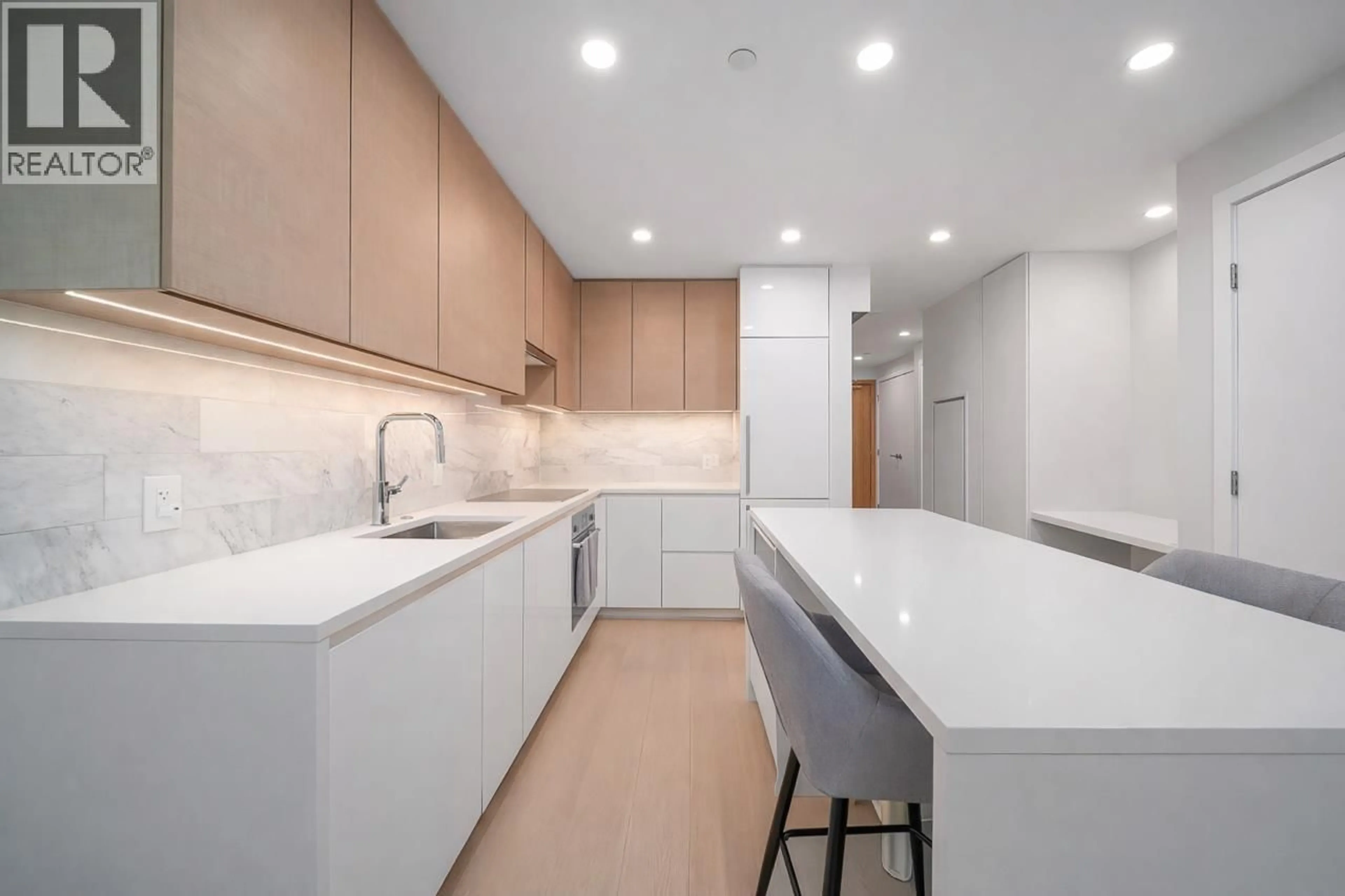 Unknown for 909 - 2108 GILMORE AVENUE, Burnaby British Columbia V5C0N8