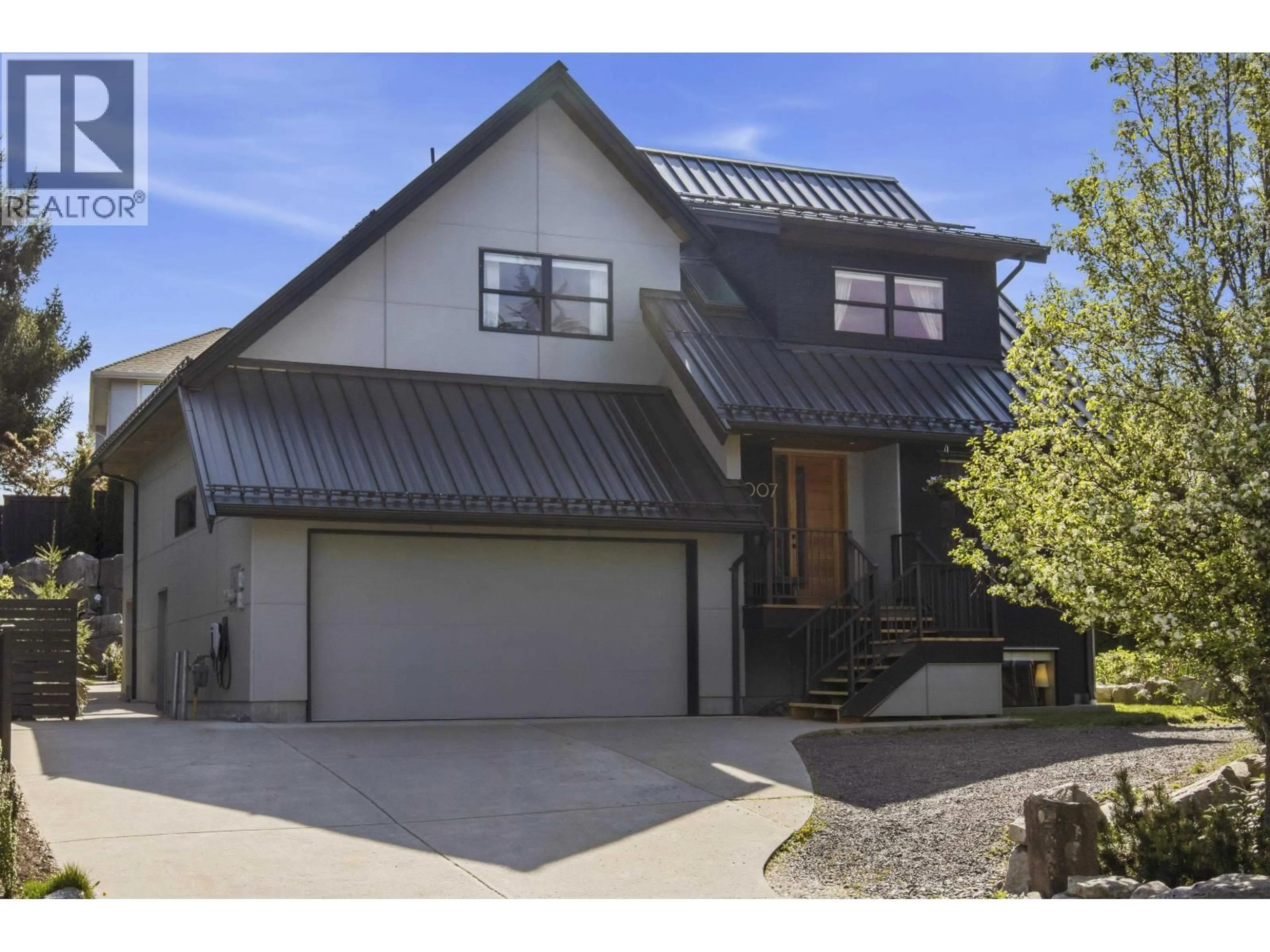 Home with vinyl exterior material, street for 1007 JAY CRESCENT, Squamish British Columbia V8B0P2