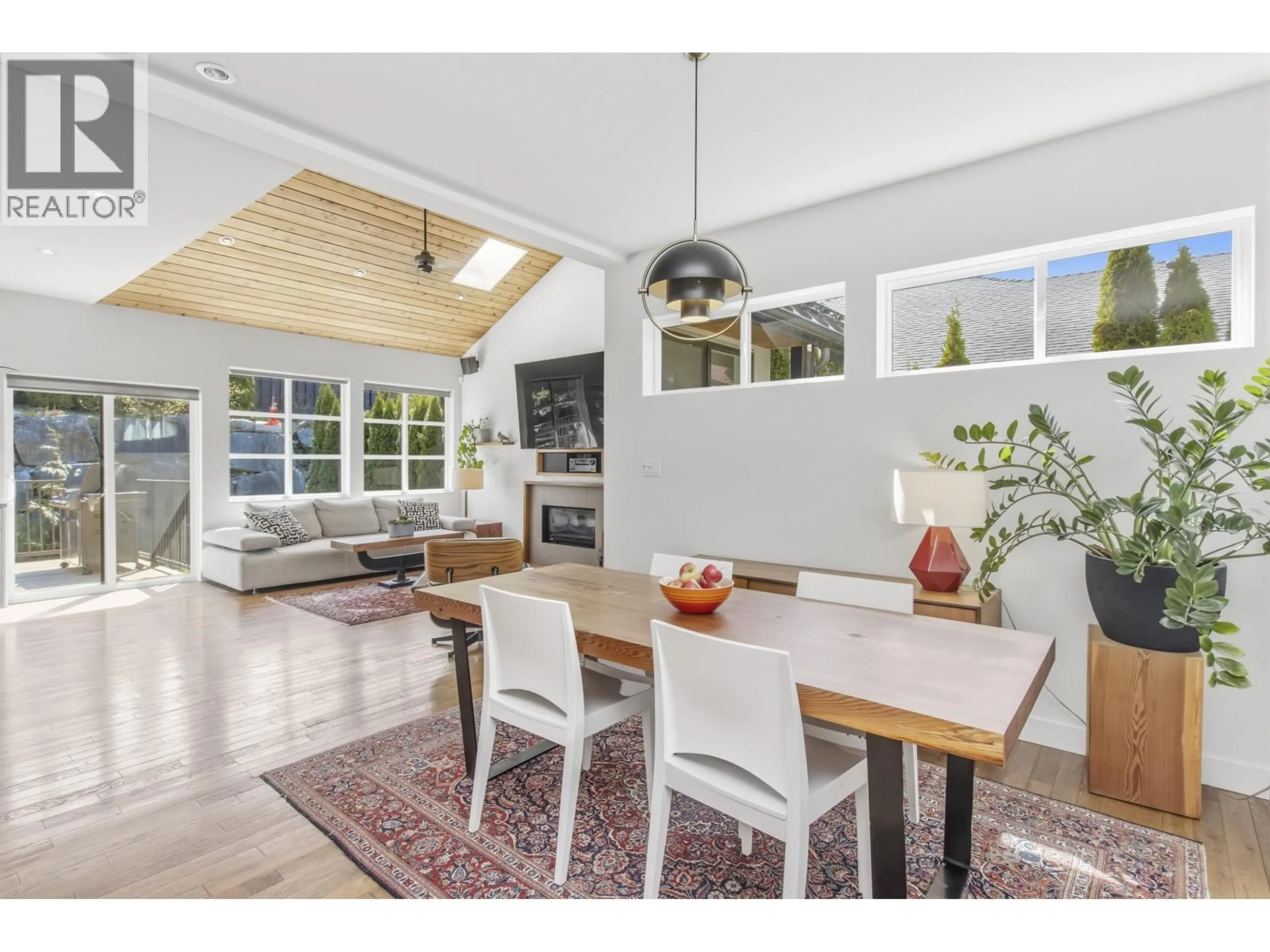 Dining room, wood/laminate floor for 1007 JAY CRESCENT, Squamish British Columbia V8B0P2