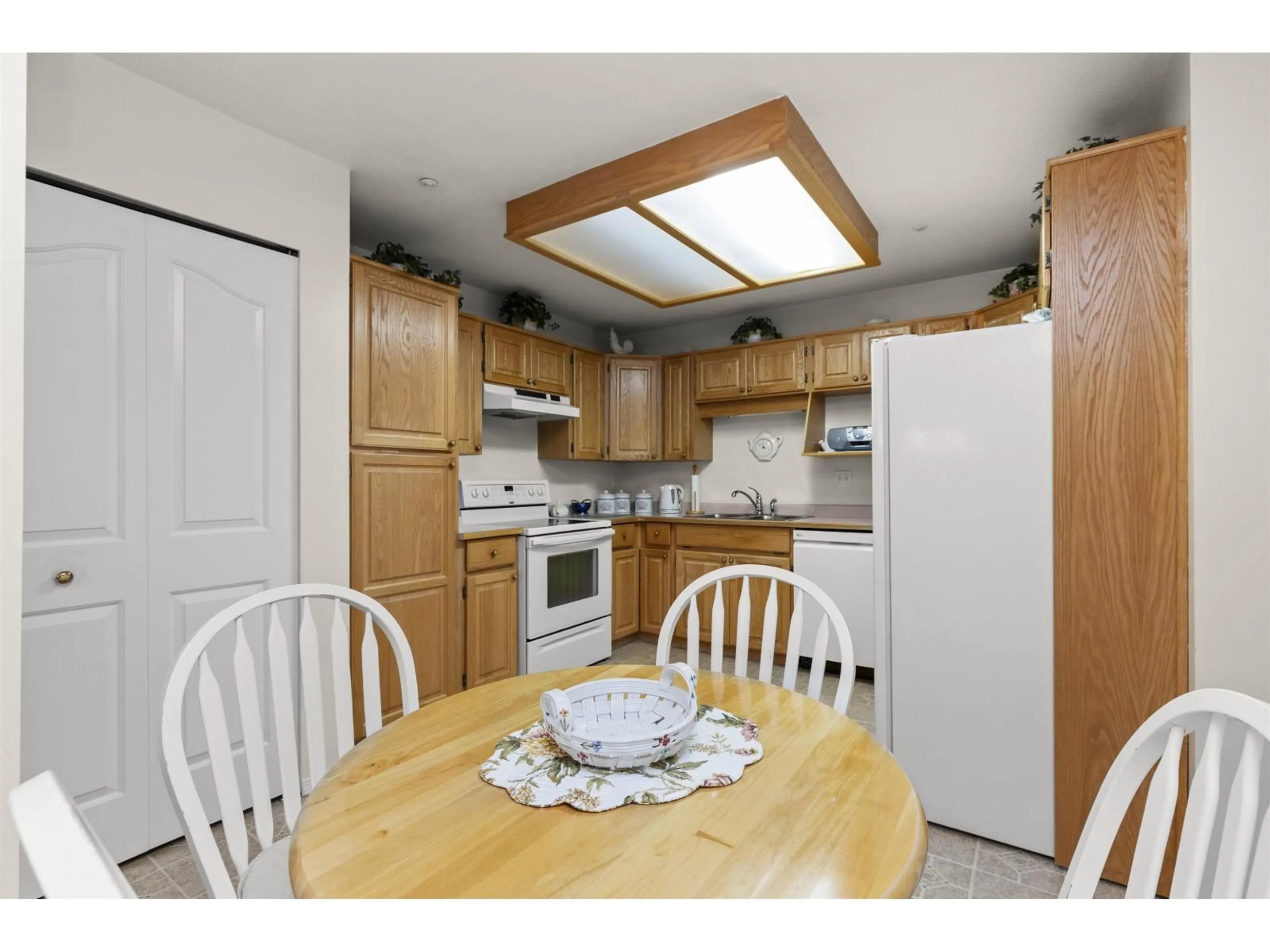 Standard kitchen, wood/laminate floor for 246 - 2451 GLADWIN ROAD, Abbotsford British Columbia V2T3N8