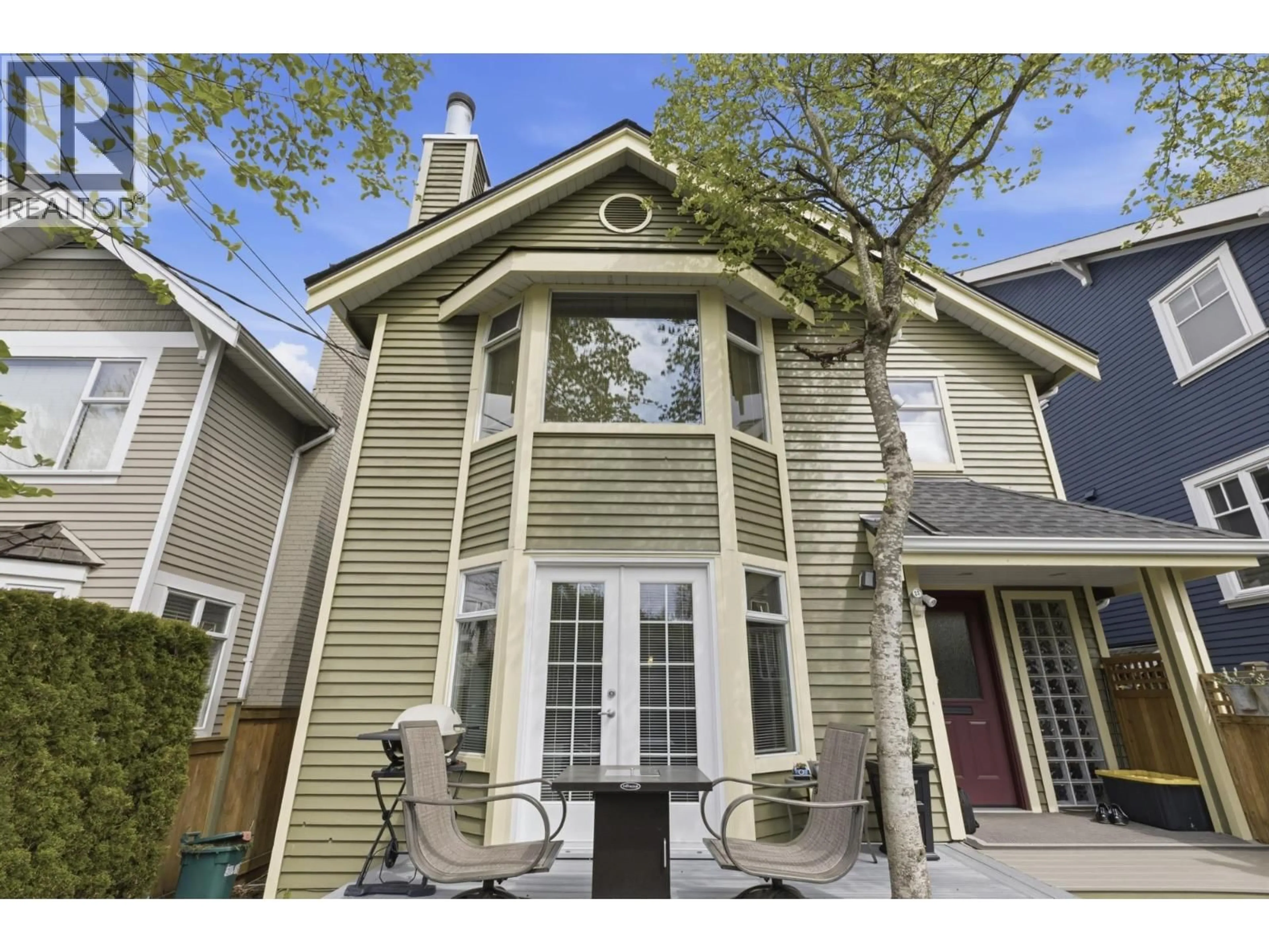 Home with vinyl exterior material, street for 31 15TH AVENUE, Vancouver British Columbia V5Y1X7