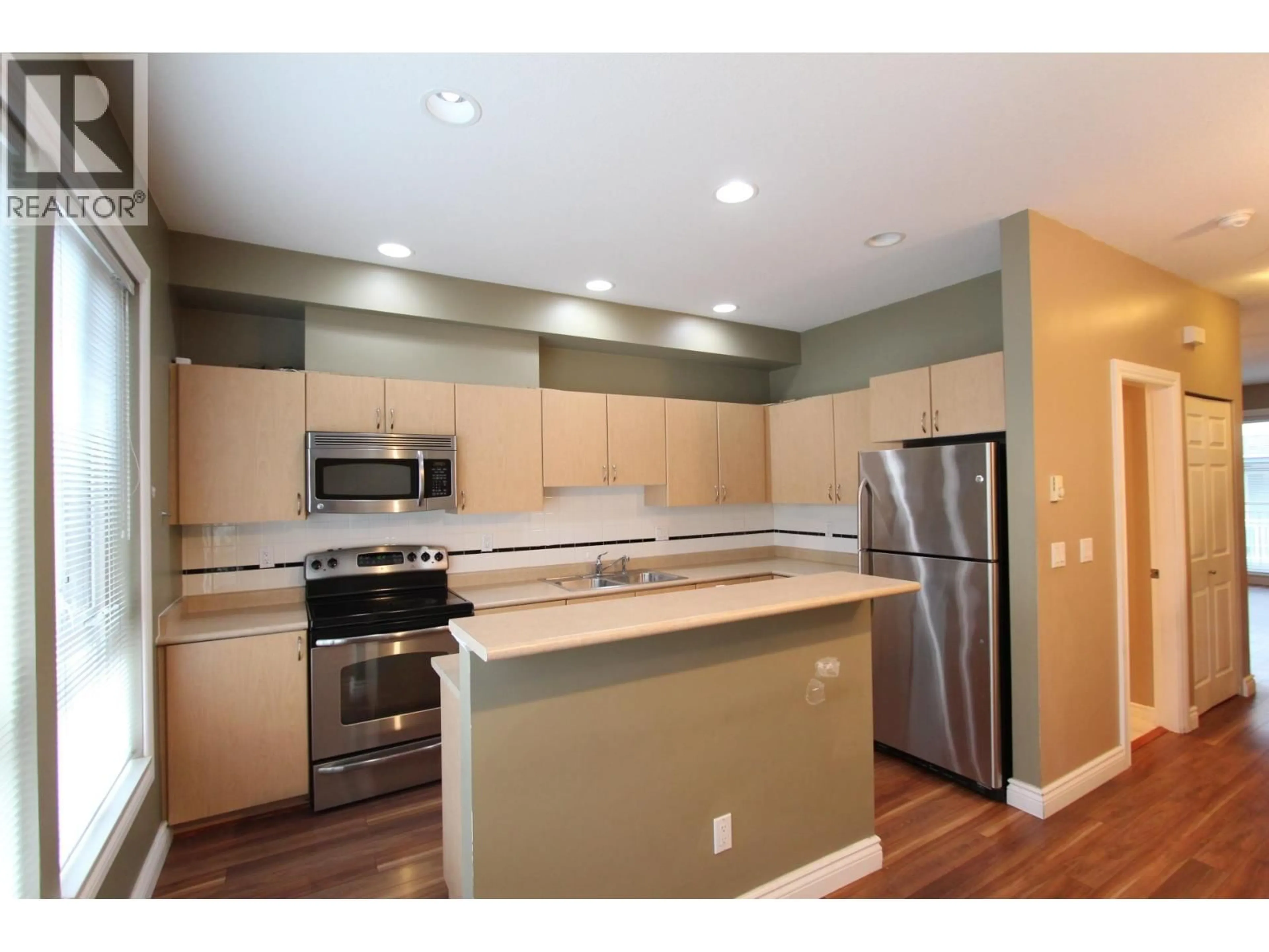 Open concept kitchen, wood/laminate floor for 33 - 160 PEMBINA STREET, New Westminster British Columbia V3M0A3
