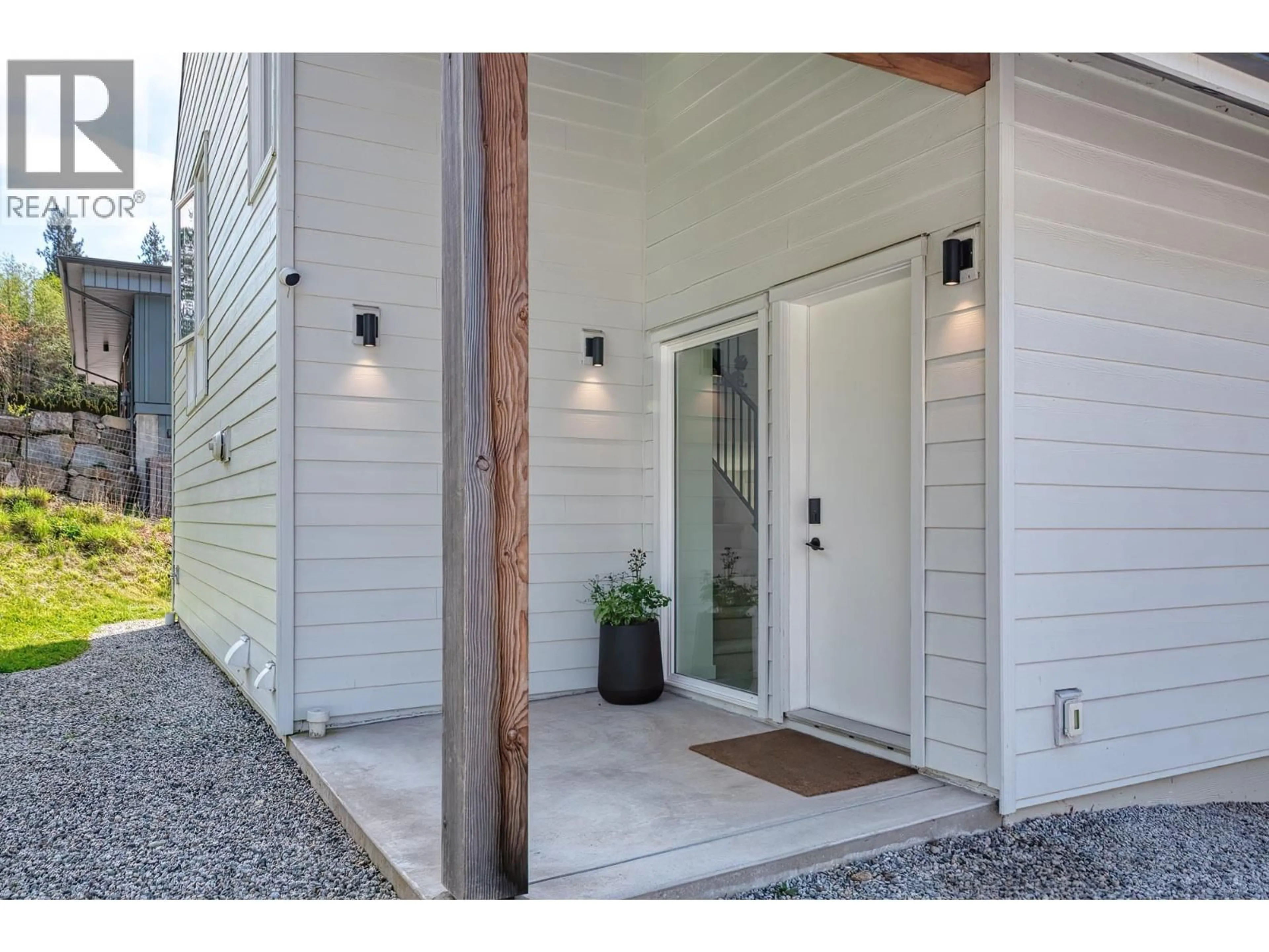 Indoor entryway for 3477 SPRUCE ROAD, Roberts Creek British Columbia V0N2W2