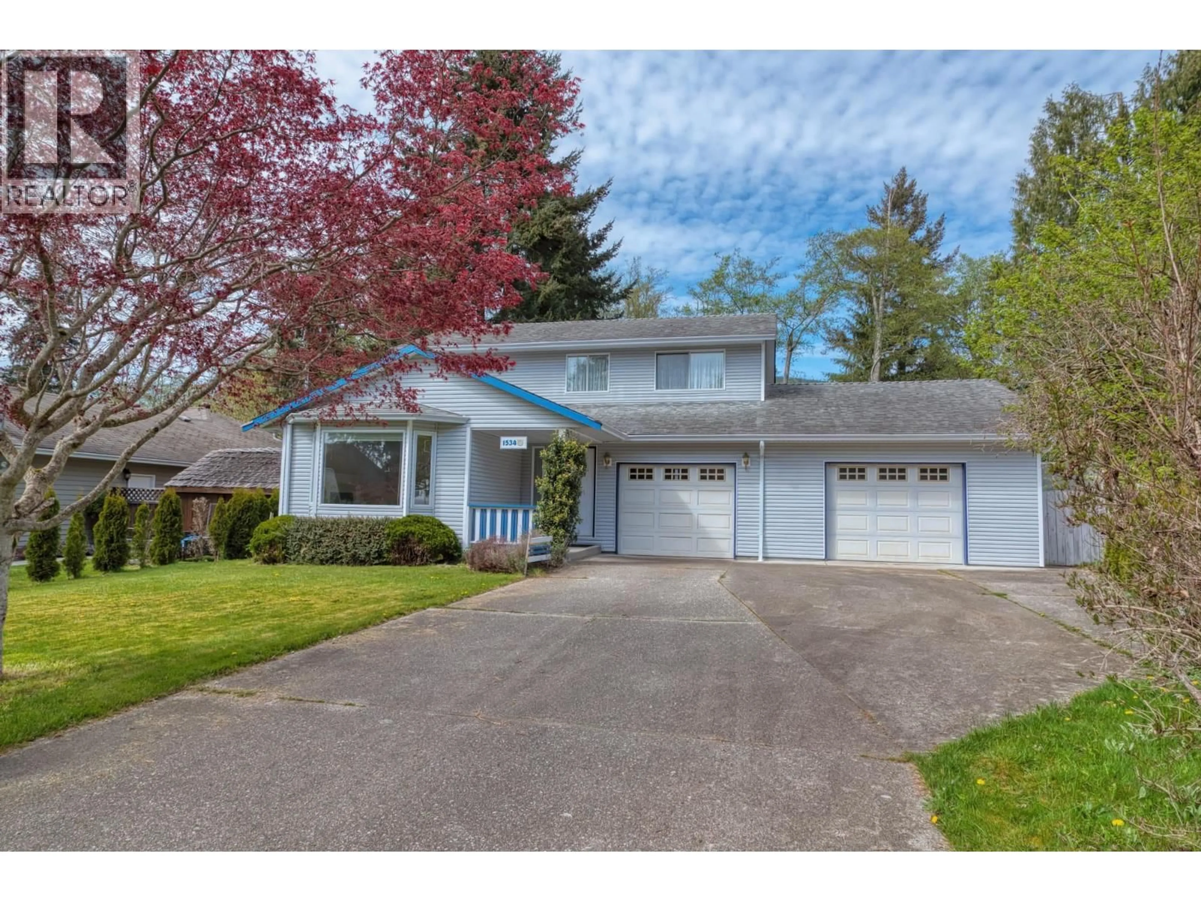 Home with vinyl exterior material, street for 1534 CYPRESS WAY, Gibsons British Columbia V0N1V5