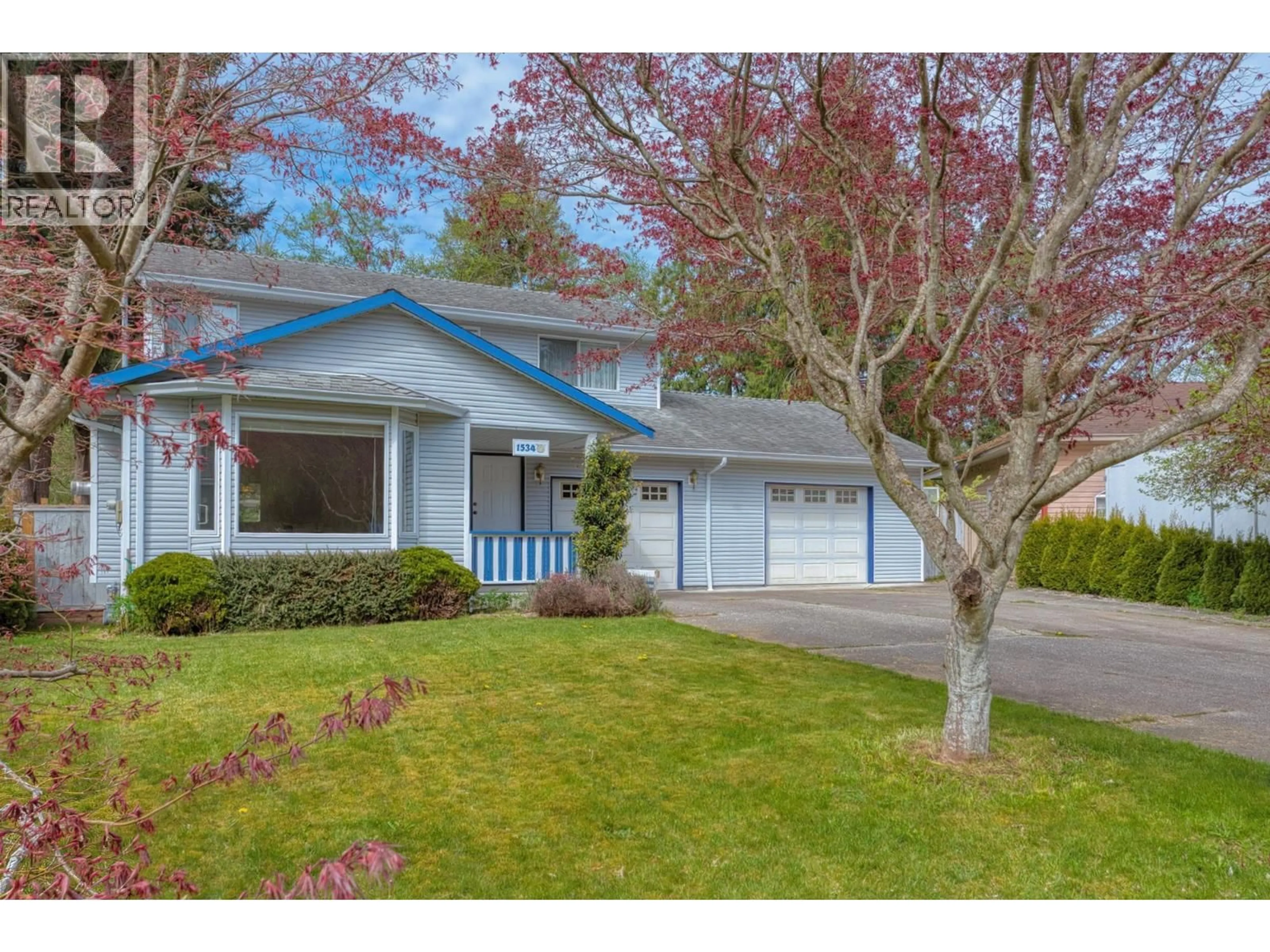 Home with vinyl exterior material, street for 1534 CYPRESS WAY, Gibsons British Columbia V0N1V5