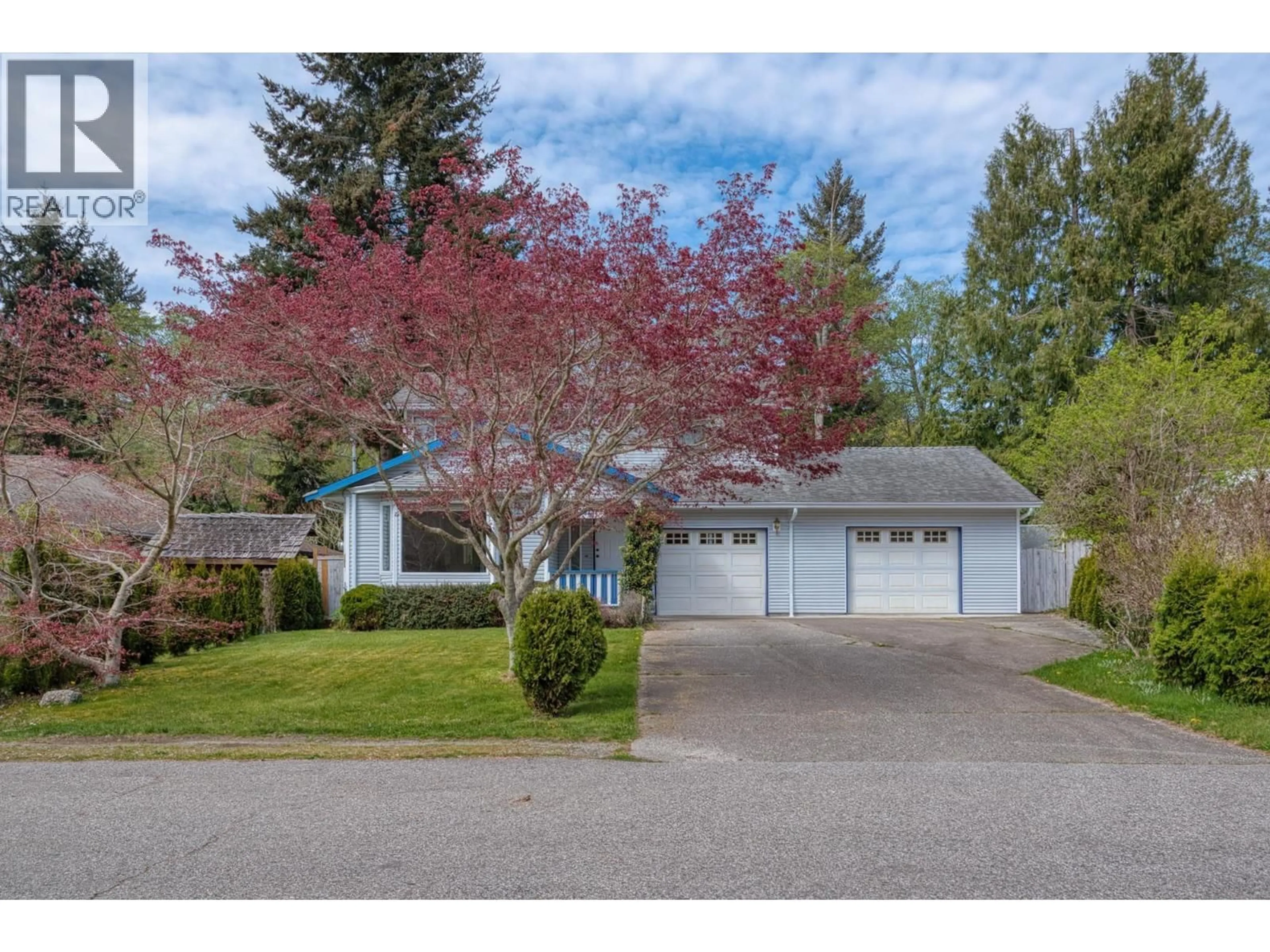 Home with vinyl exterior material, street for 1534 CYPRESS WAY, Gibsons British Columbia V0N1V5