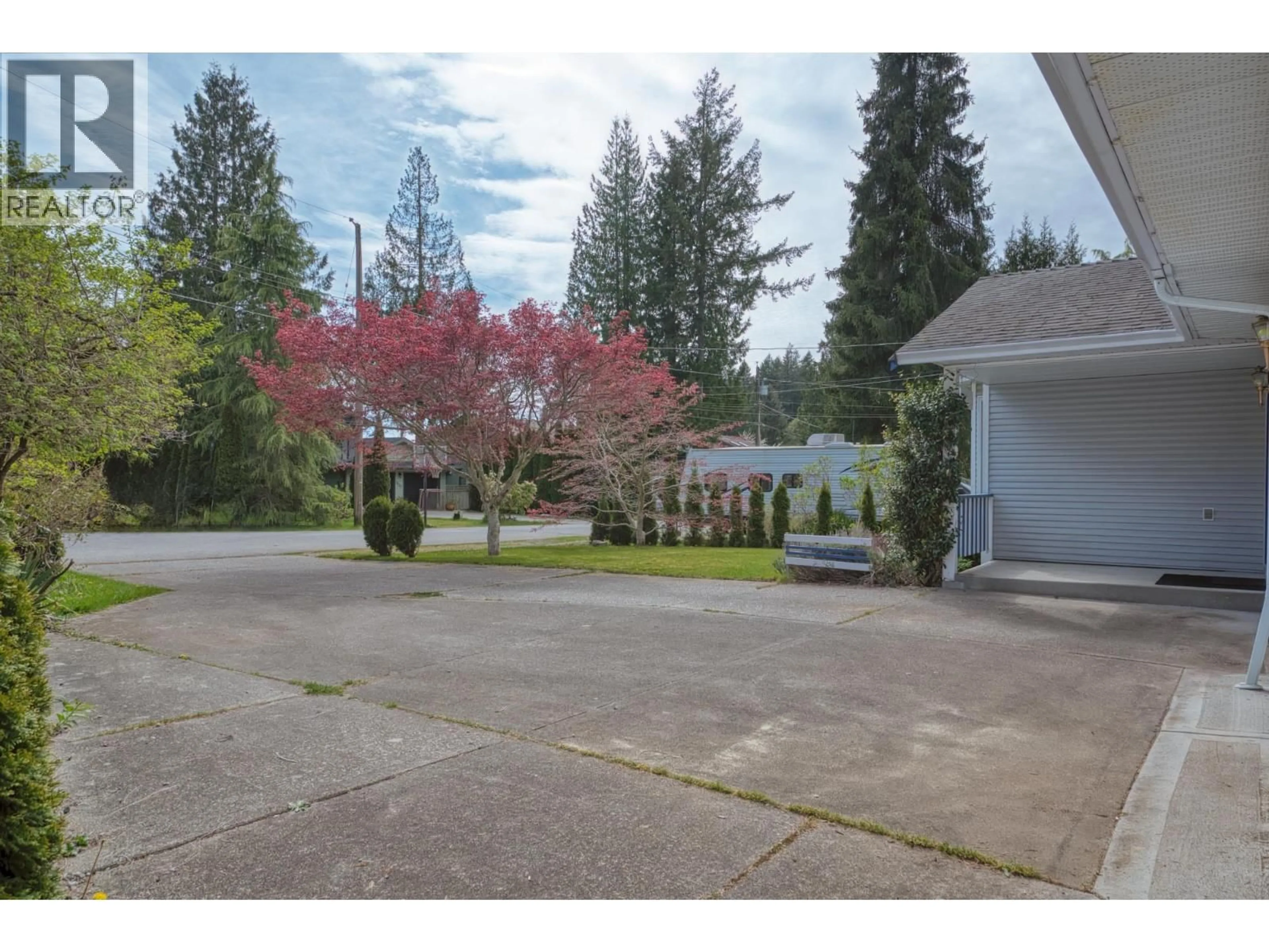 A pic from outside/outdoor area/front of a property/back of a property/a pic from drone, street for 1534 CYPRESS WAY, Gibsons British Columbia V0N1V5