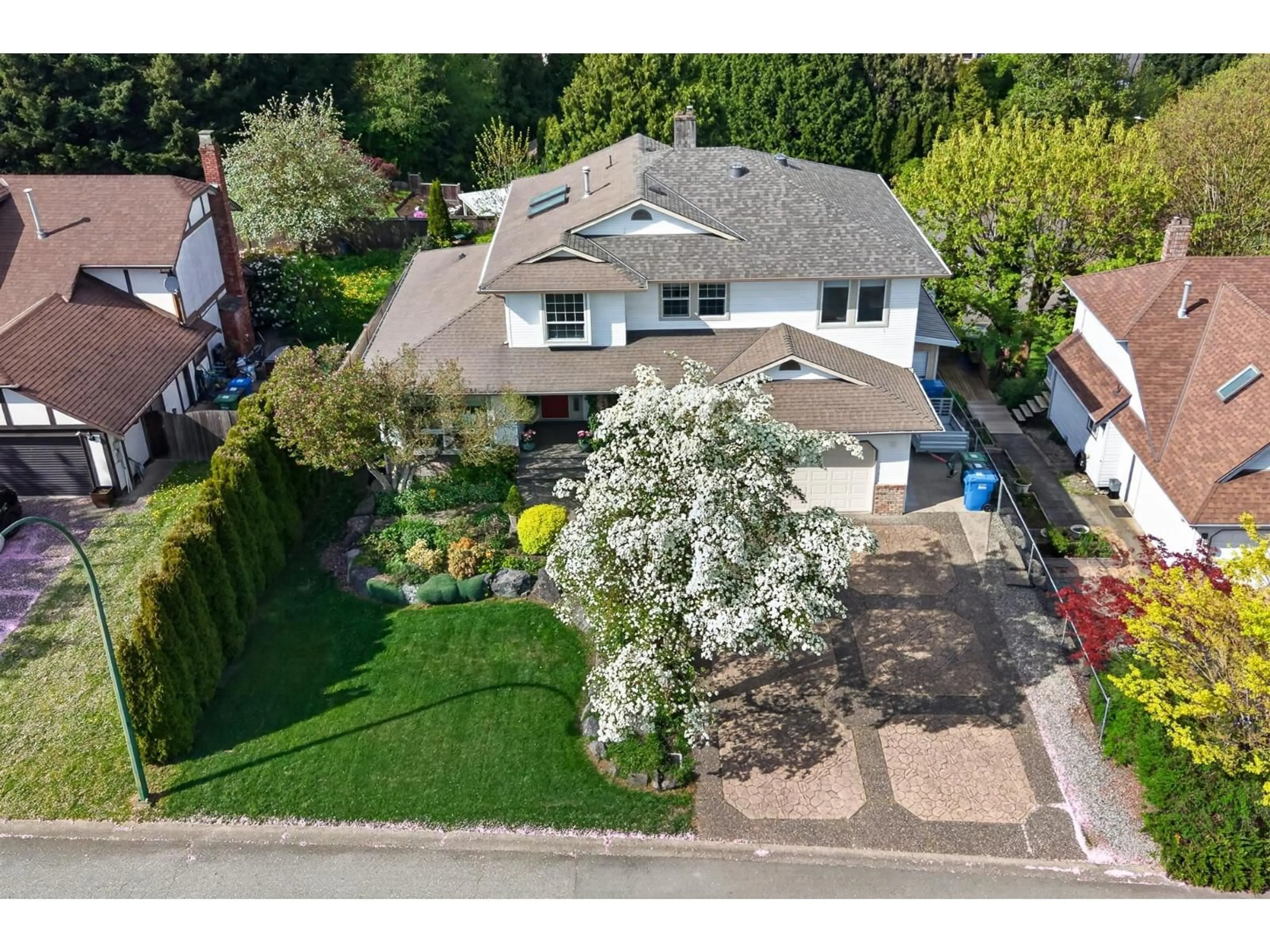 A pic from outside/outdoor area/front of a property/back of a property/a pic from drone, street for 34947 OAKHILL DRIVE, Abbotsford British Columbia V2S7R3