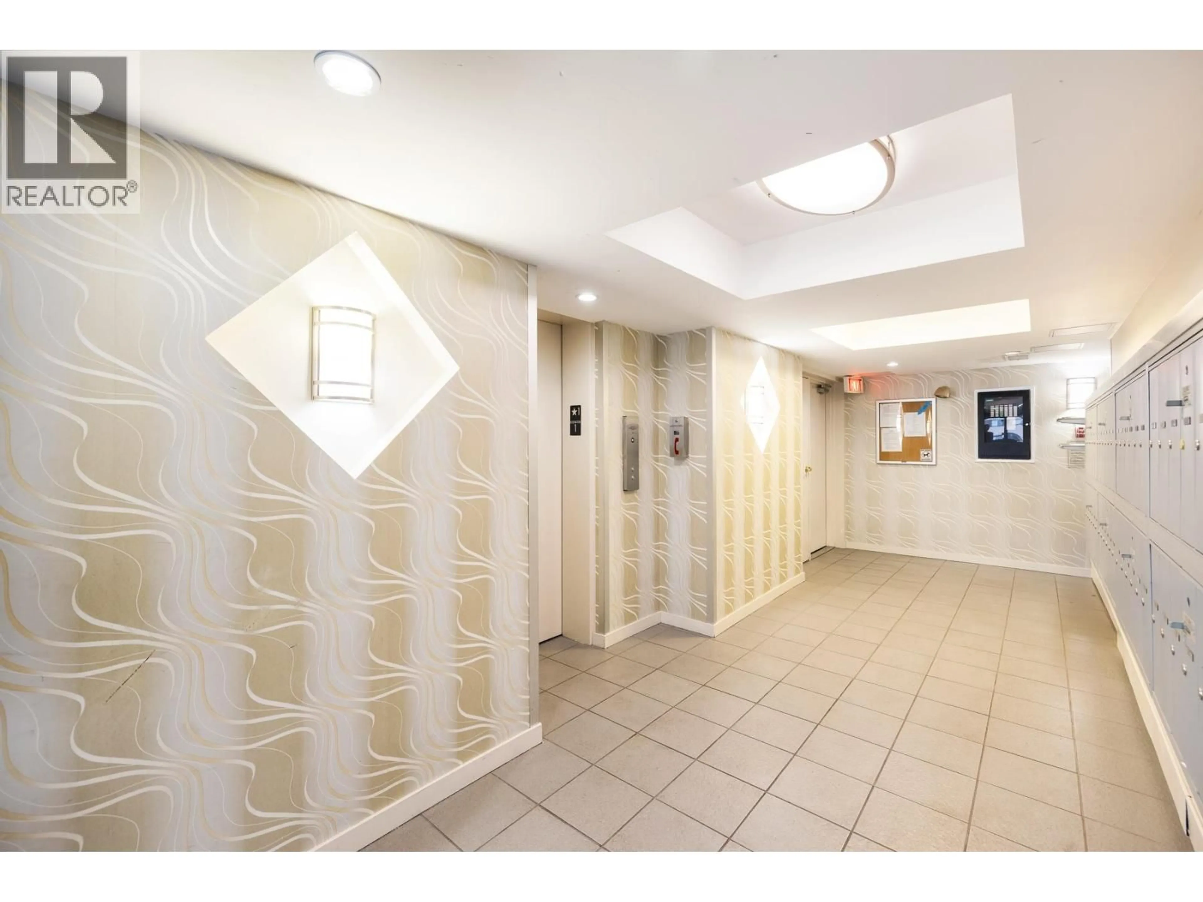 Indoor foyer for 201 - 830 7TH AVENUE, Vancouver British Columbia V5T4J2