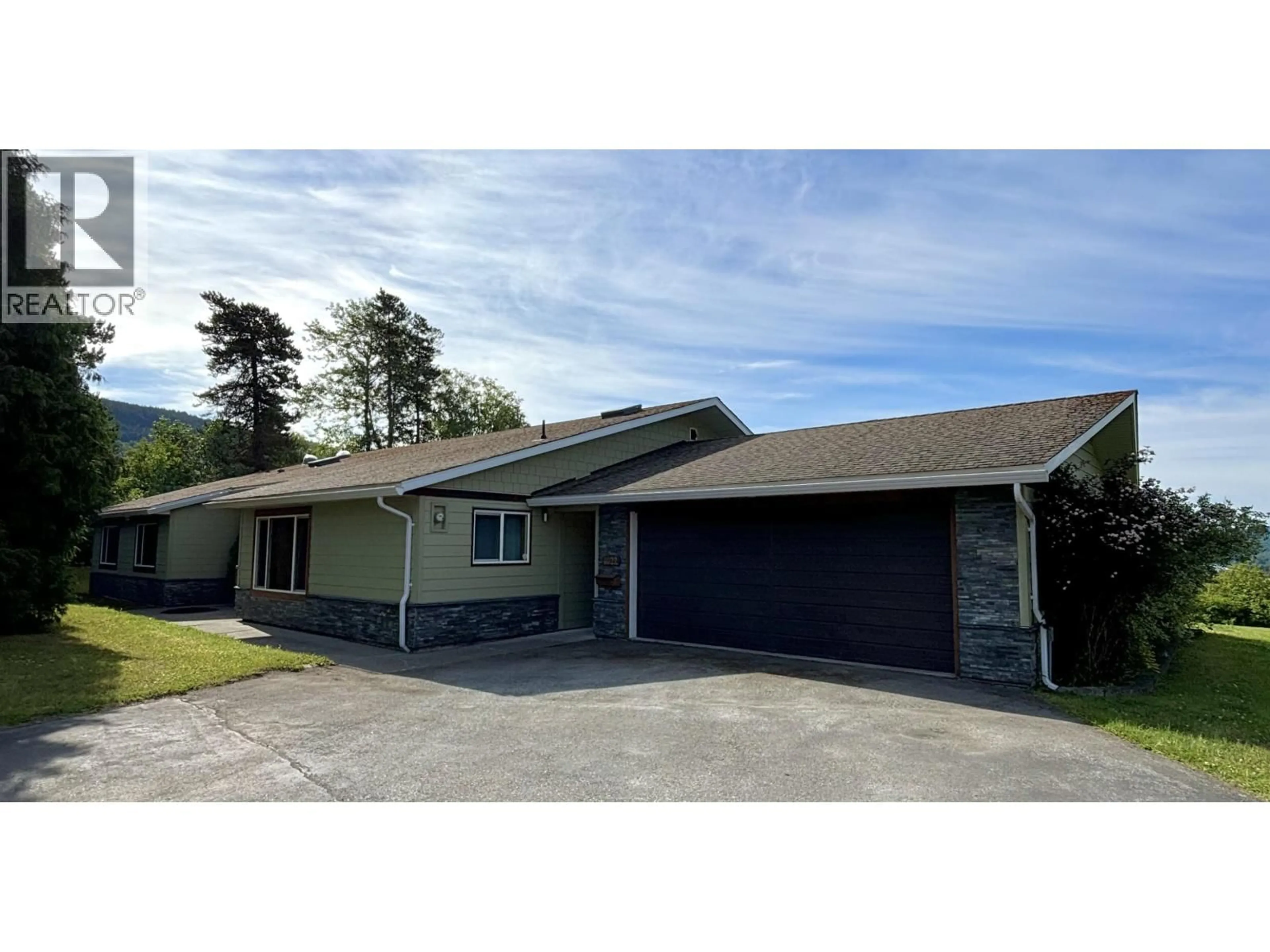 A pic from outside/outdoor area/front of a property/back of a property/a pic from drone, street for 4022 SKOGLUND STREET, Terrace British Columbia V8G2W9