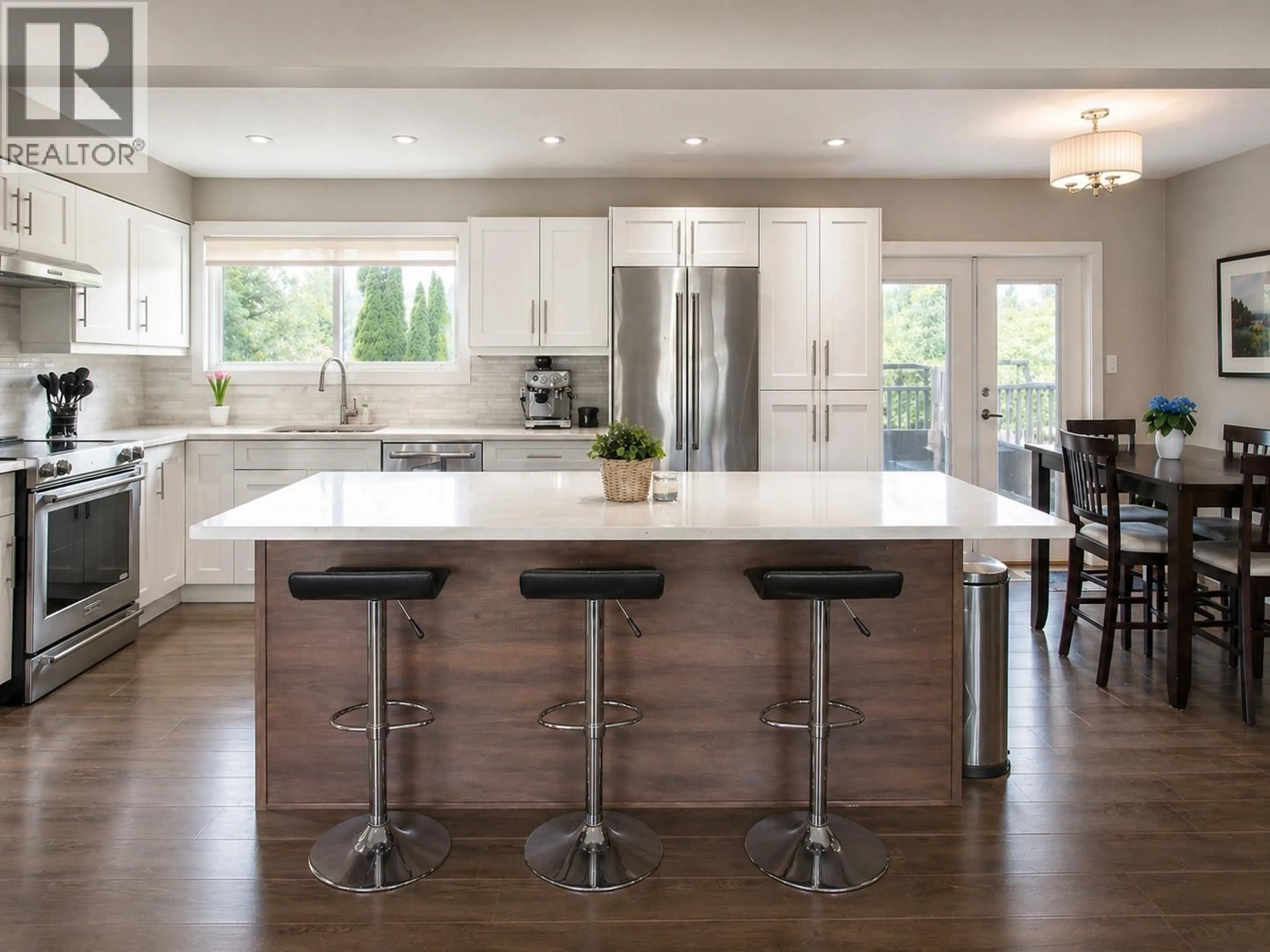 Contemporary kitchen, wood/laminate floor for 1820 CEDAR DRIVE, Squamish British Columbia V8B0X6