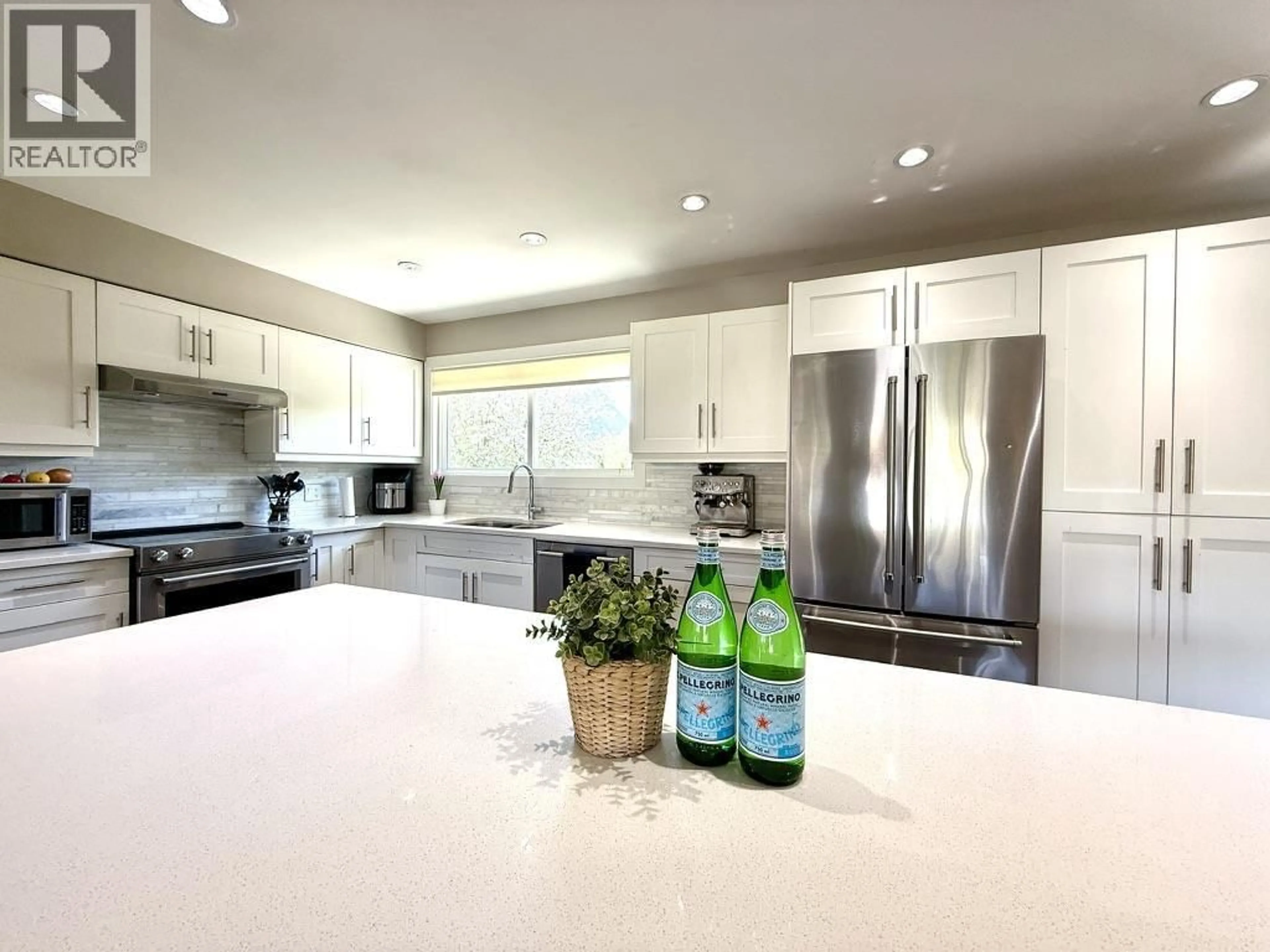 Contemporary kitchen, unknown for 1820 CEDAR DRIVE, Squamish British Columbia V8B0X6