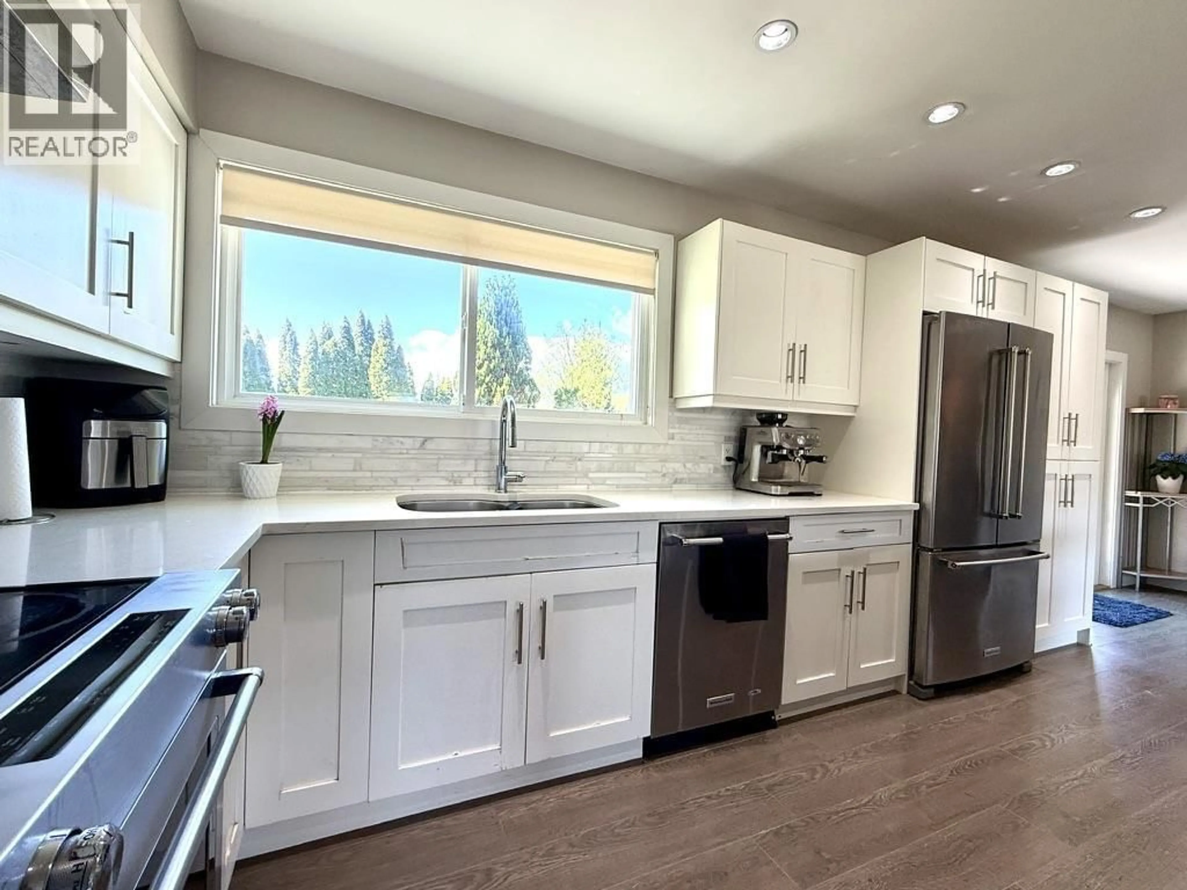 Open concept kitchen, unknown for 1820 CEDAR DRIVE, Squamish British Columbia V8B0X6