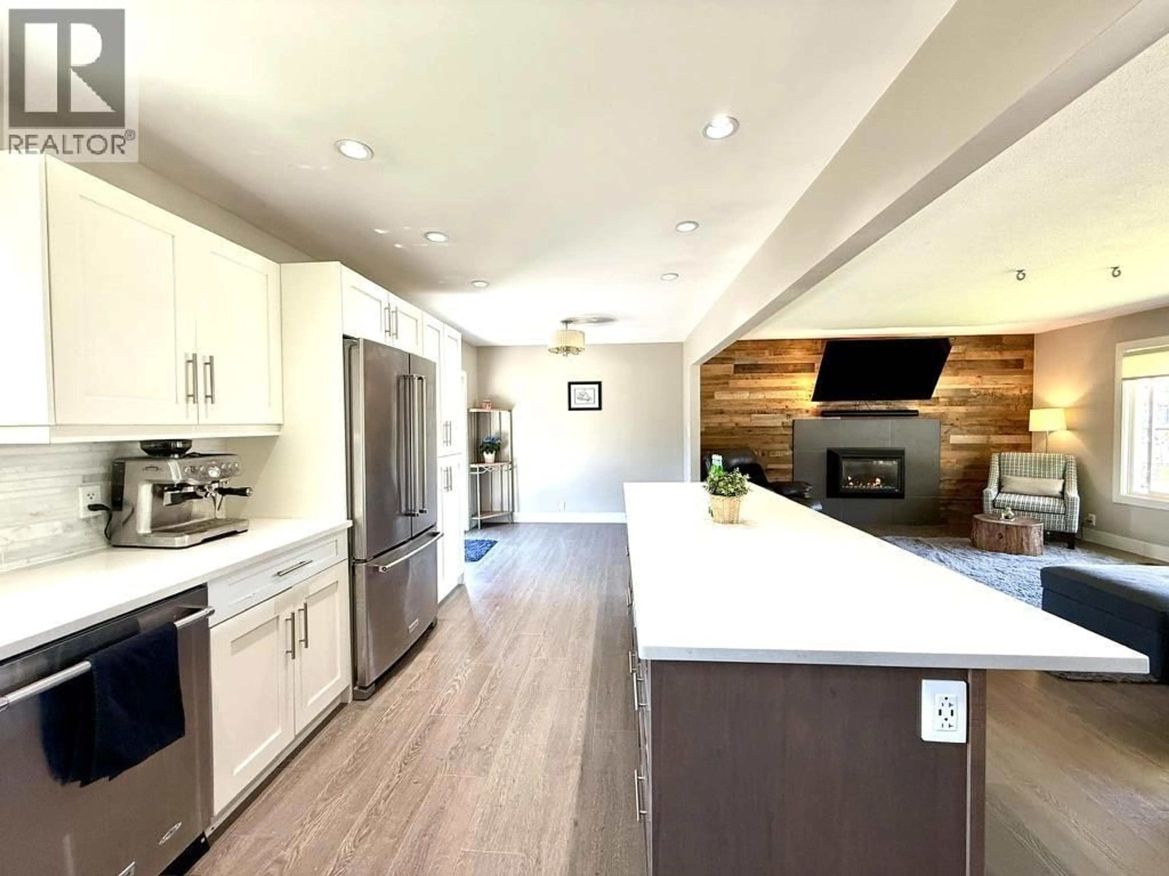 Open concept kitchen, wood/laminate floor for 1820 CEDAR DRIVE, Squamish British Columbia V8B0X6