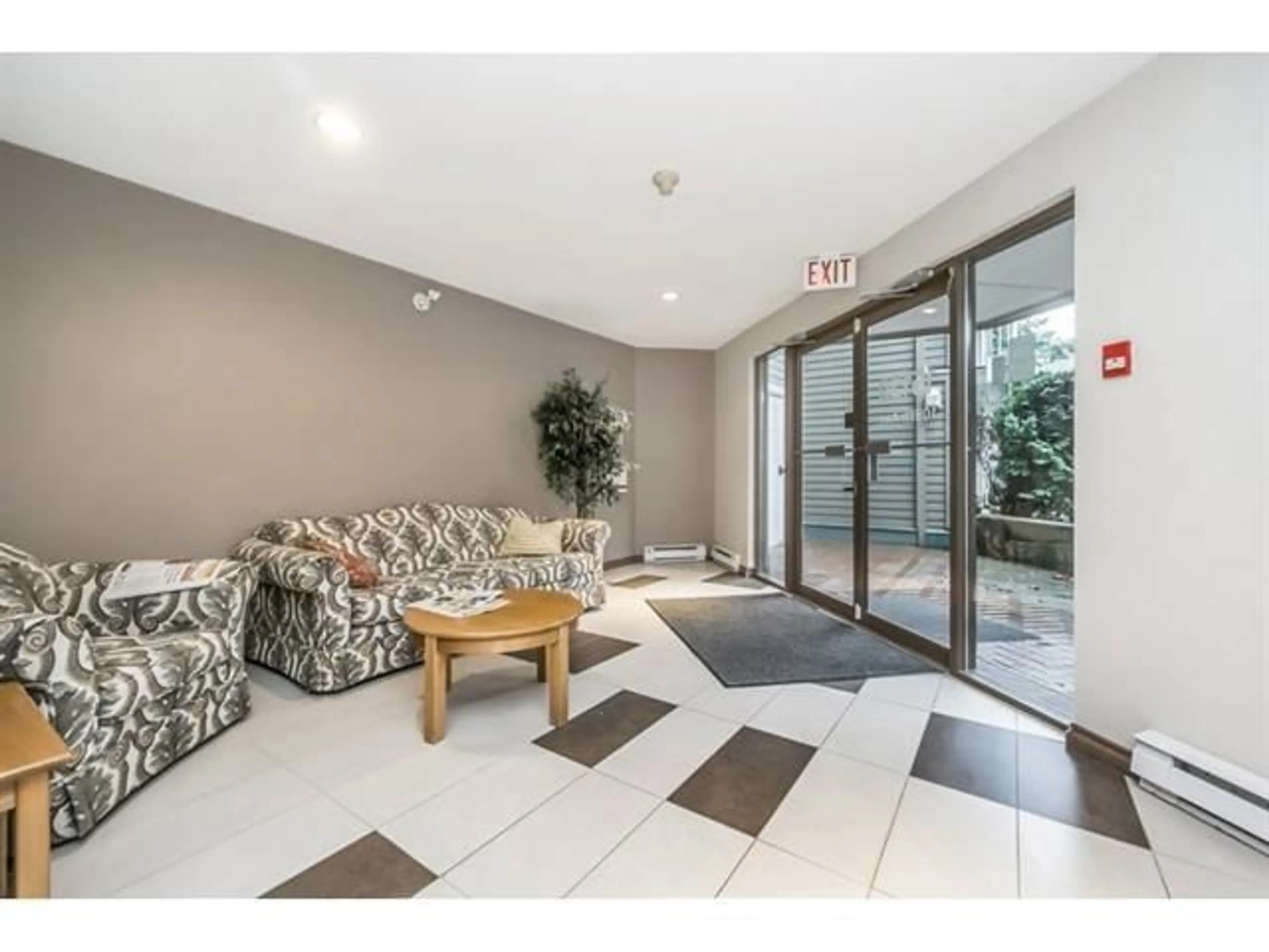 Indoor foyer for 303 - 15120 108 AVENUE, Surrey British Columbia V3R0T7