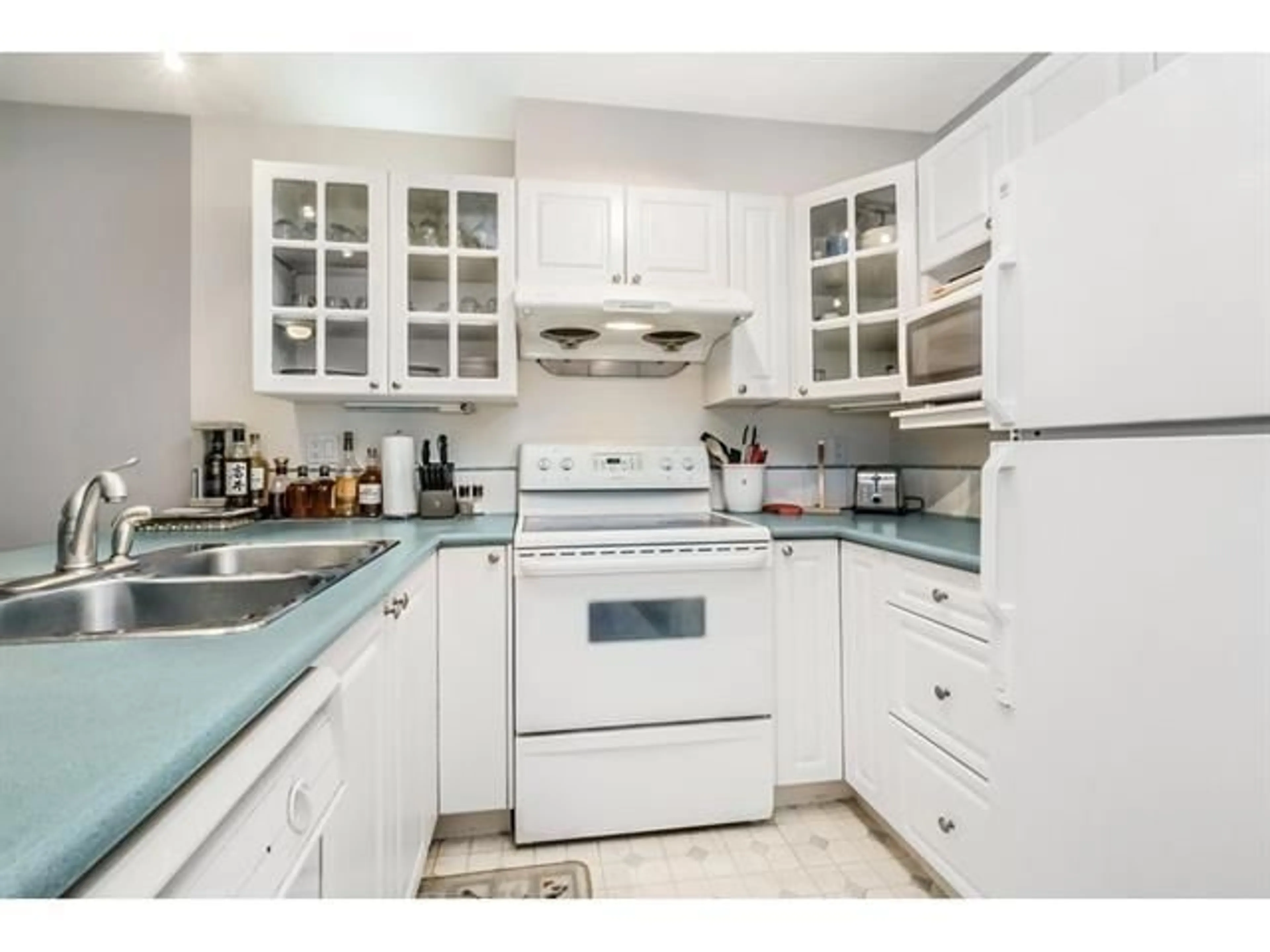 Standard kitchen, ceramic/tile floor for 303 - 15120 108 AVENUE, Surrey British Columbia V3R0T7