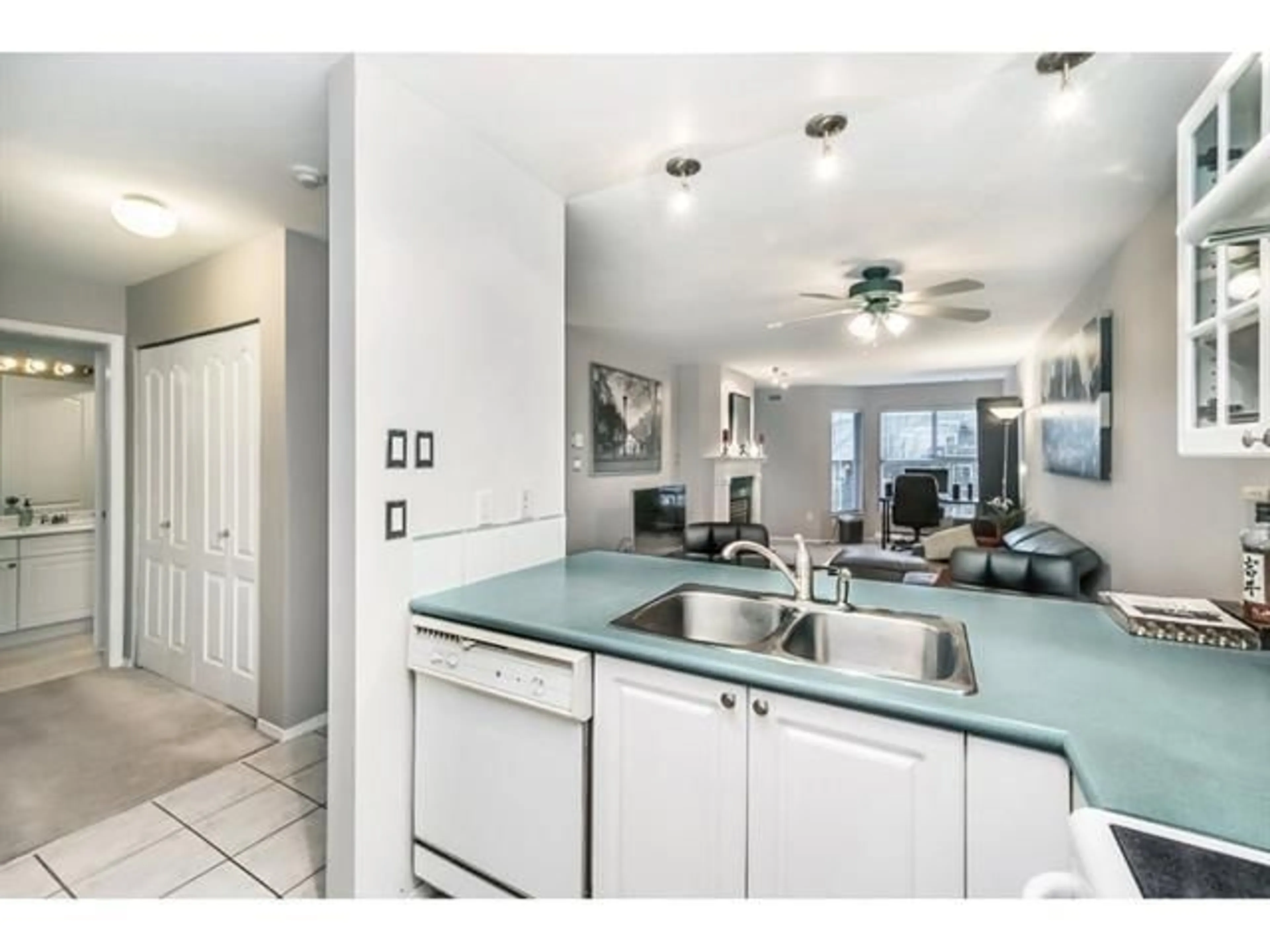 Open concept kitchen, ceramic/tile floor for 303 - 15120 108 AVENUE, Surrey British Columbia V3R0T7