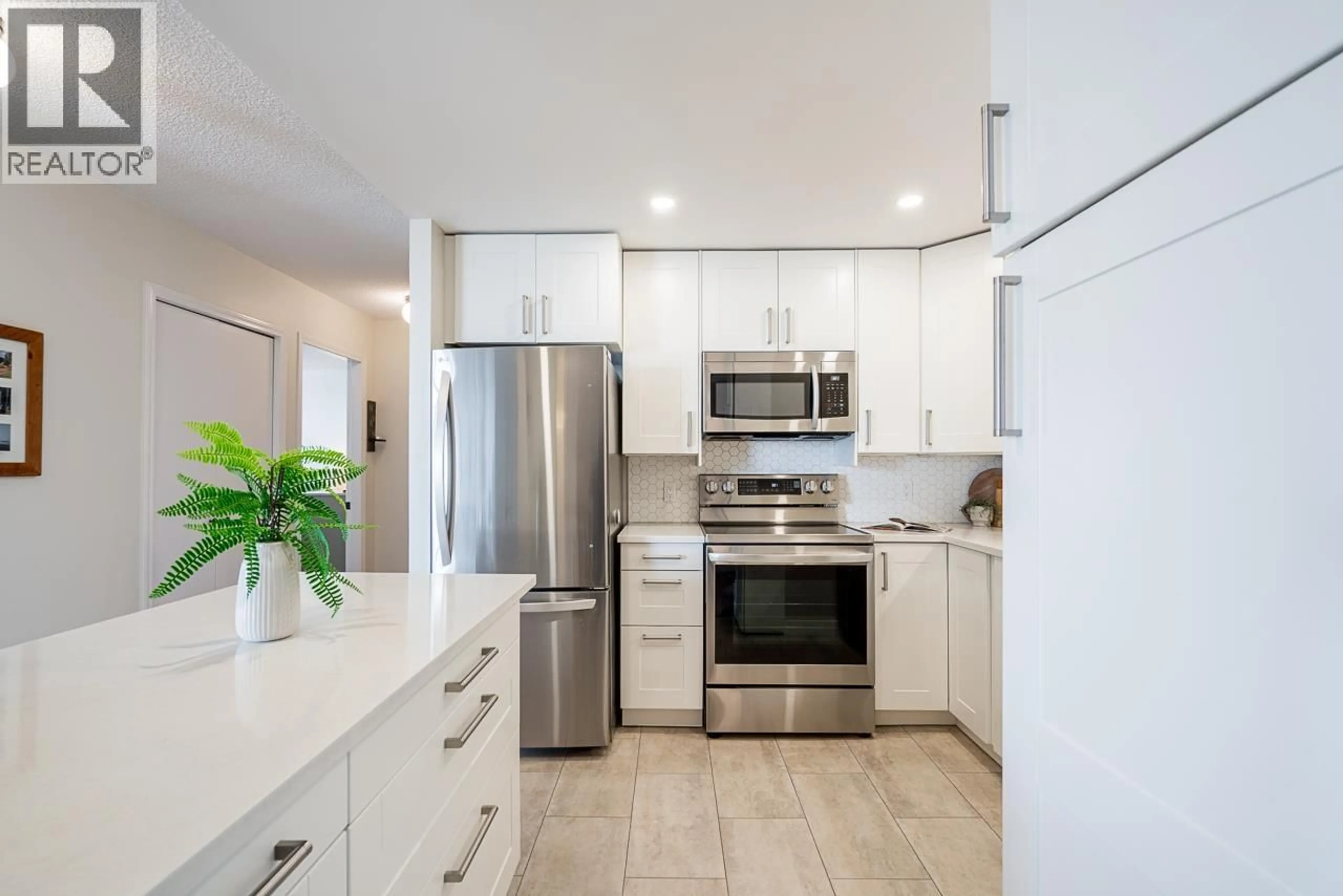 Contemporary kitchen, ceramic/tile floor for 706 - 69 JAMIESON COURT, New Westminster British Columbia V3L5R3