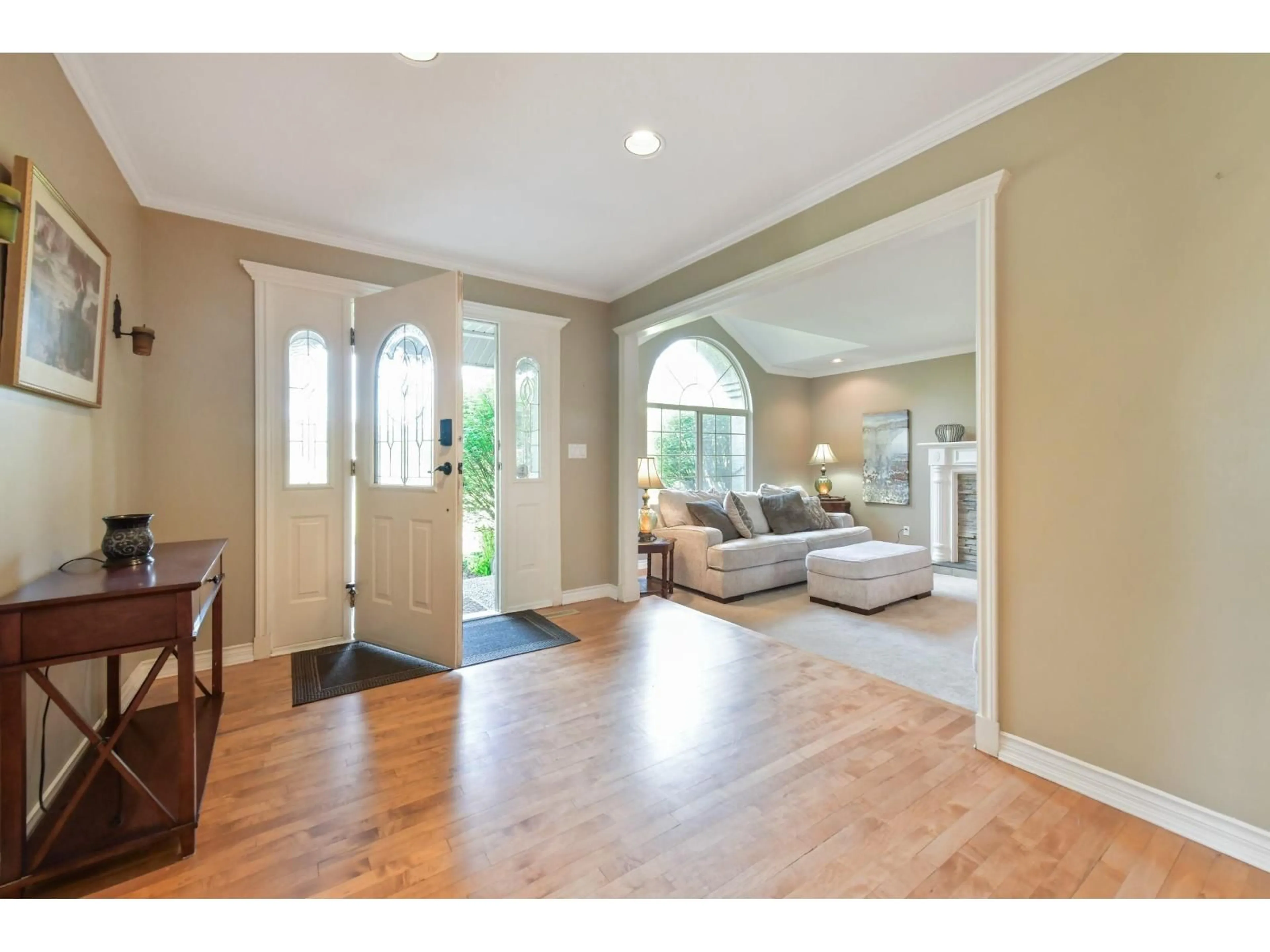 Indoor entryway for 8551 BANNISTER DRIVE, Mission British Columbia V2V6Y3