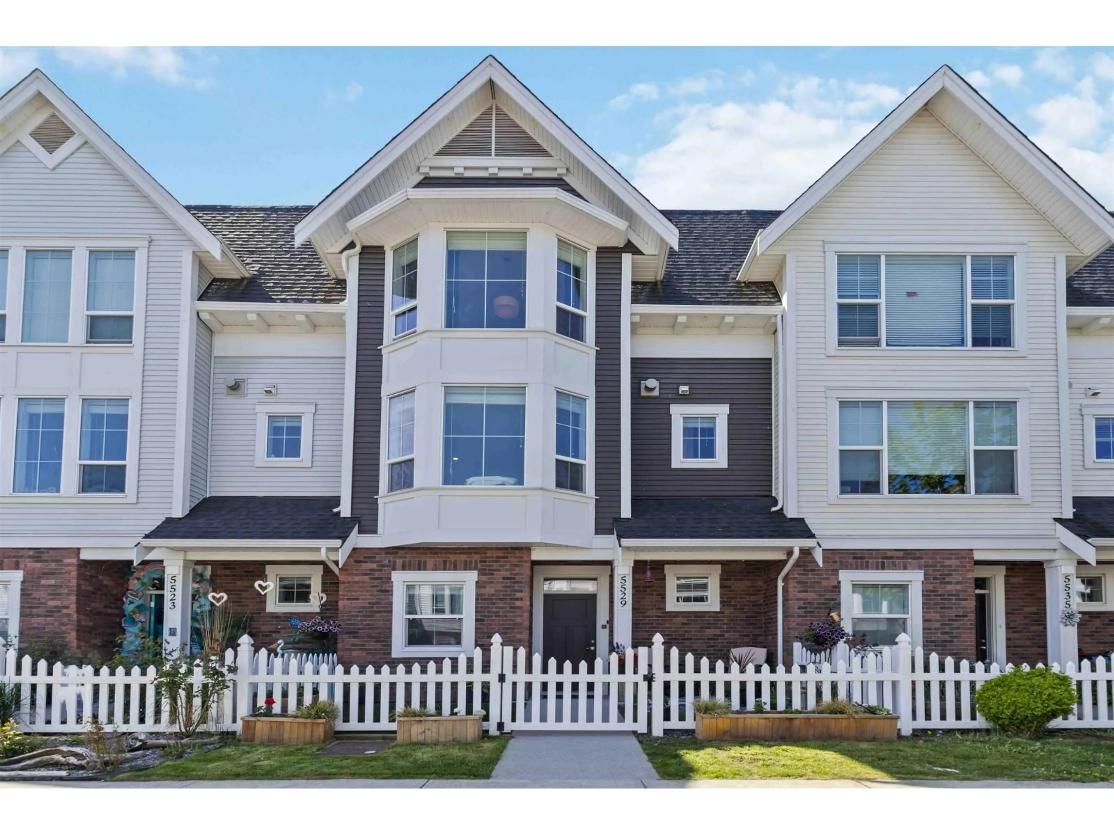 Home with vinyl exterior material, street for 5529 DRIFTWOOD STREET, Chilliwack British Columbia V2R6A3