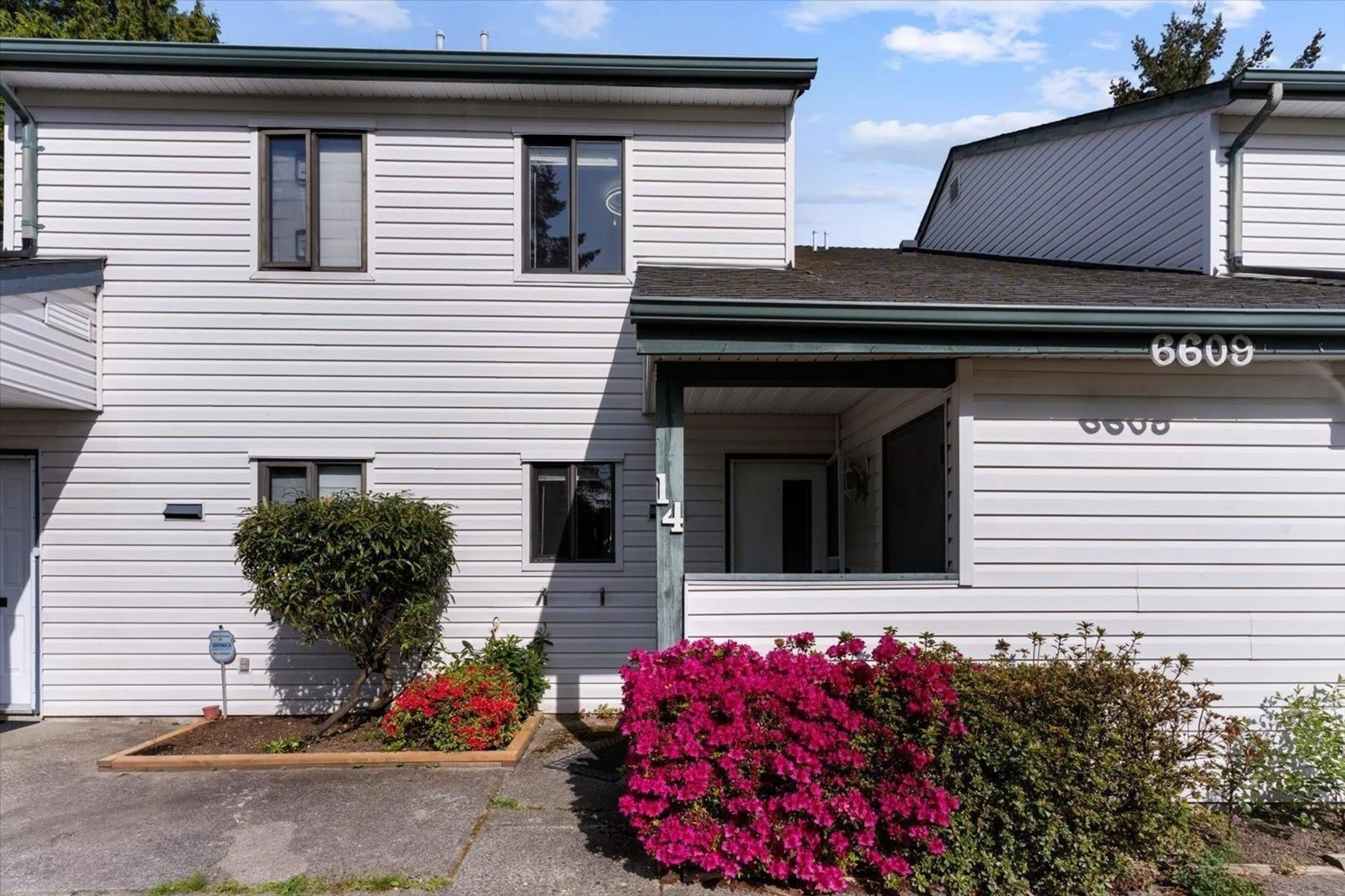 Home with vinyl exterior material, street for 14 - 6609 138 STREET, Surrey British Columbia V3W5G7