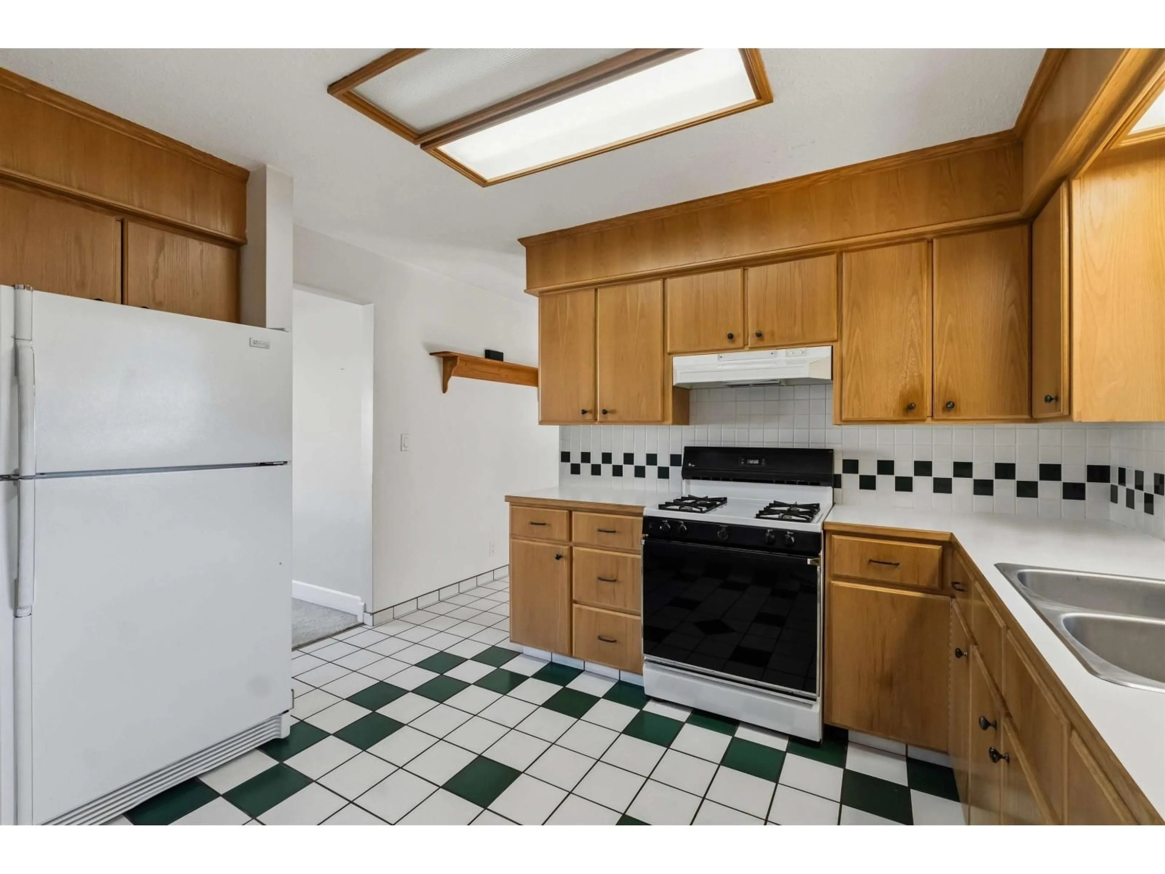 Standard kitchen, ceramic/tile floor for 31806 CARLSRUE AVENUE, Abbotsford British Columbia V2T2J5