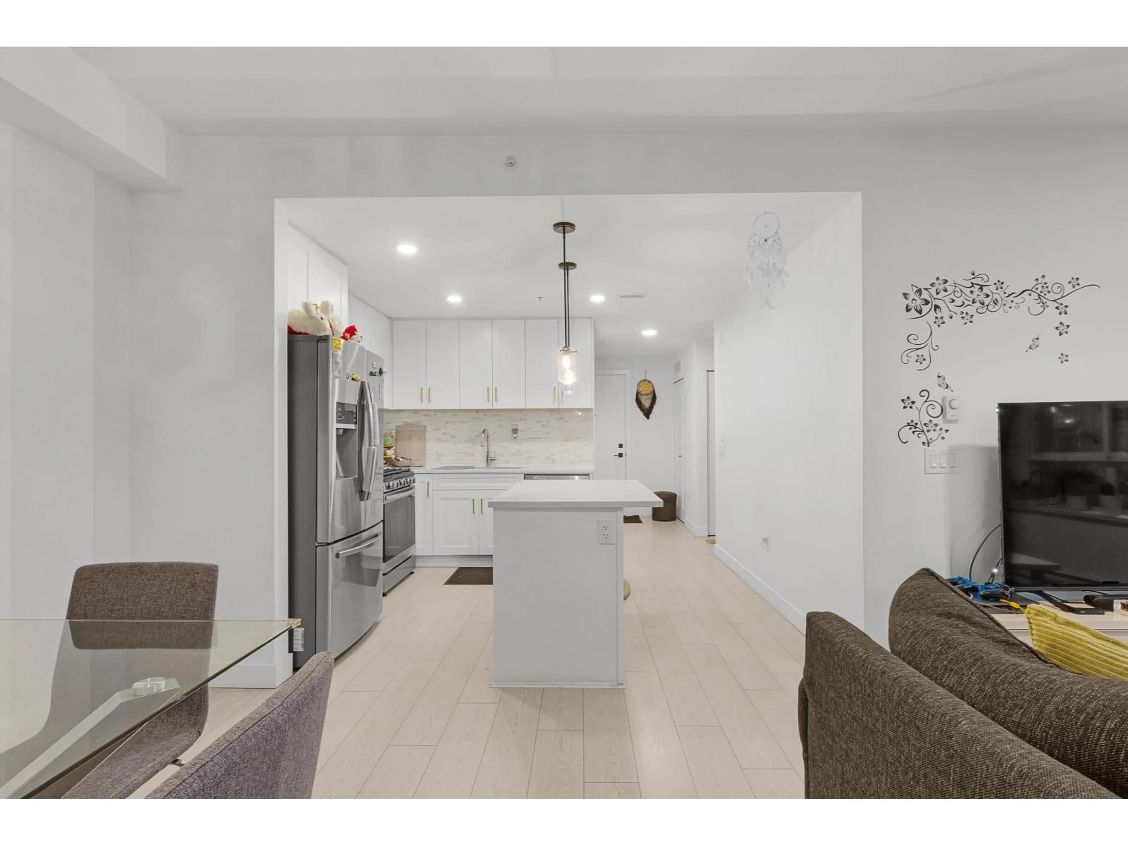 Open concept kitchen, ceramic/tile floor for 408 - 19945 BRYDON CRESCENT, Langley British Columbia V3A4A6