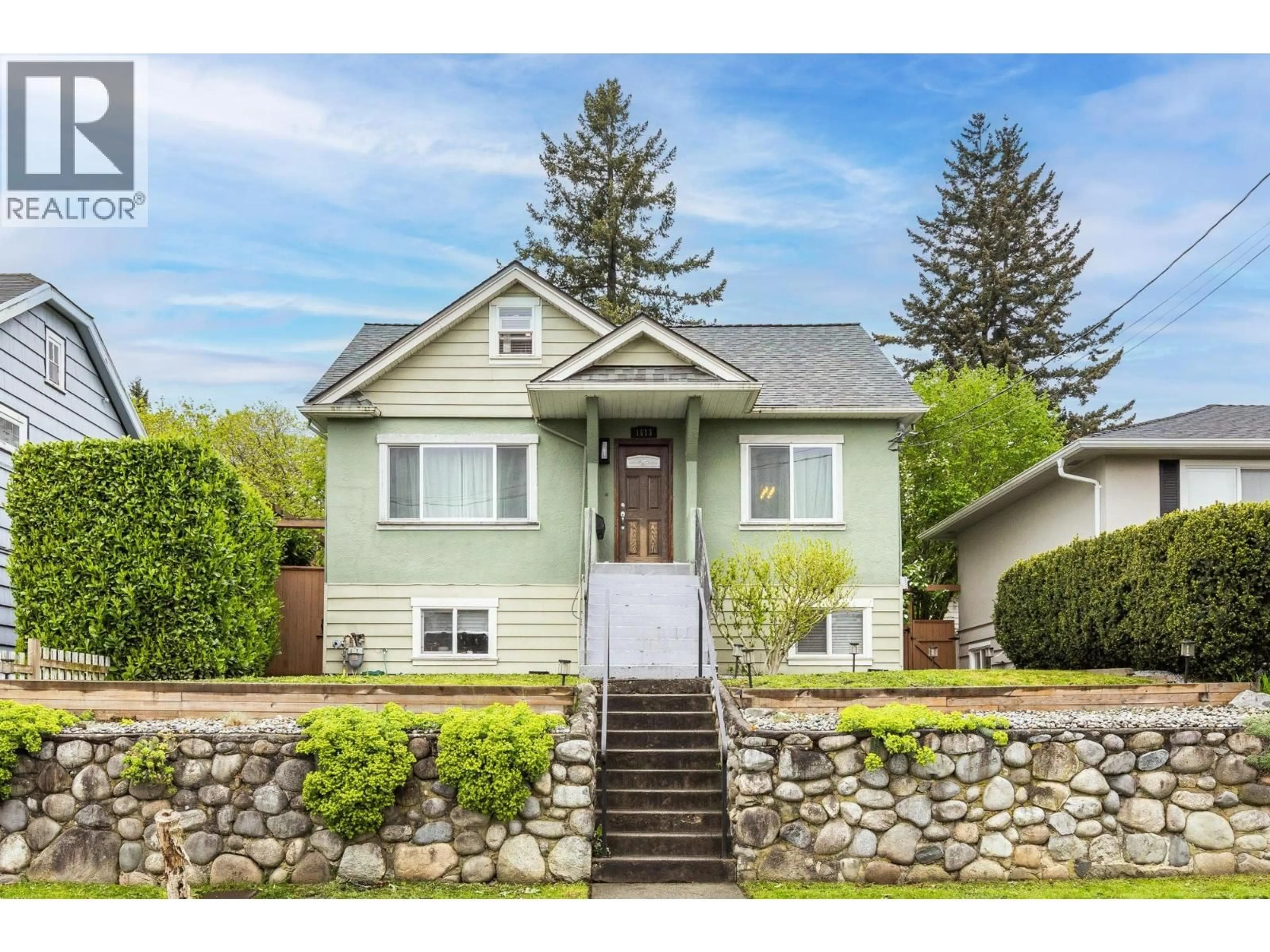 Home with vinyl exterior material, street for 1613 HAMILTON STREET, New Westminster British Columbia V3M2N7