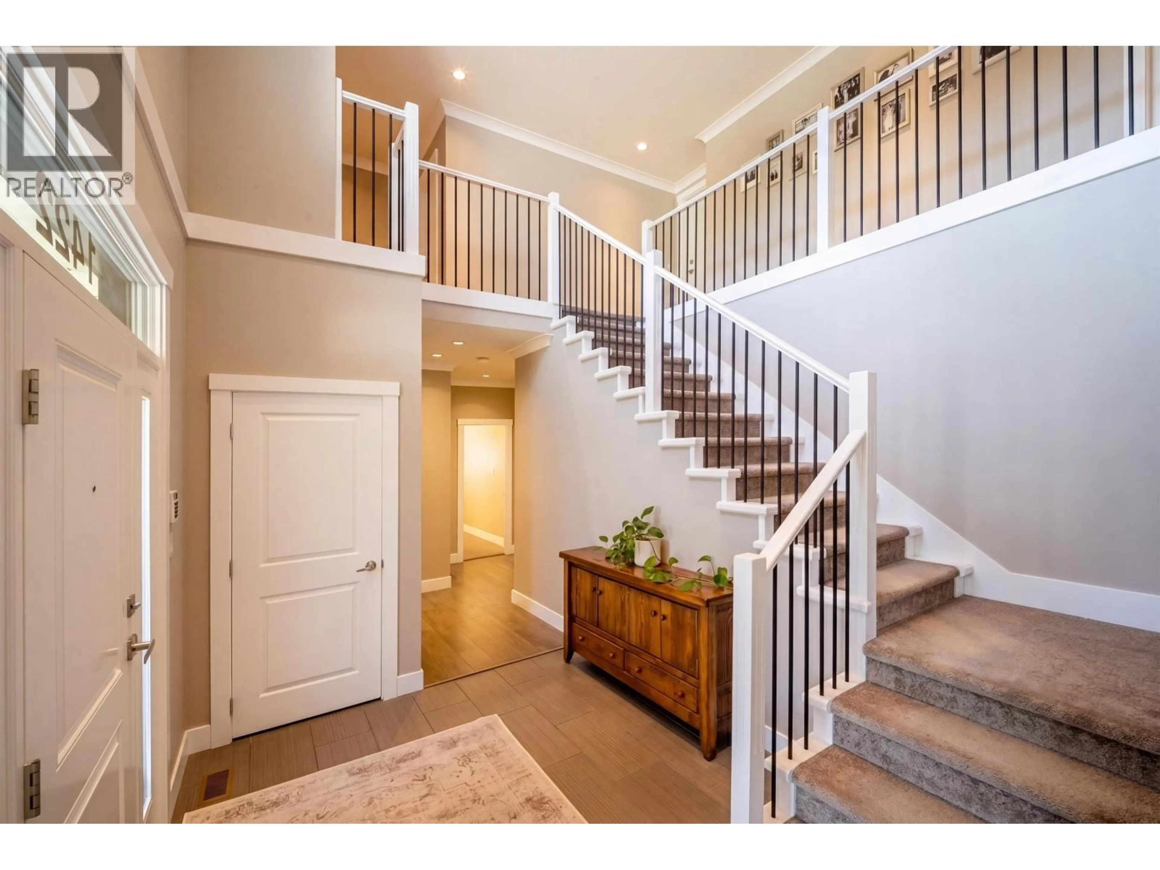 Indoor entryway for 1422 MAPLE CRESCENT, Squamish British Columbia V0N1H0