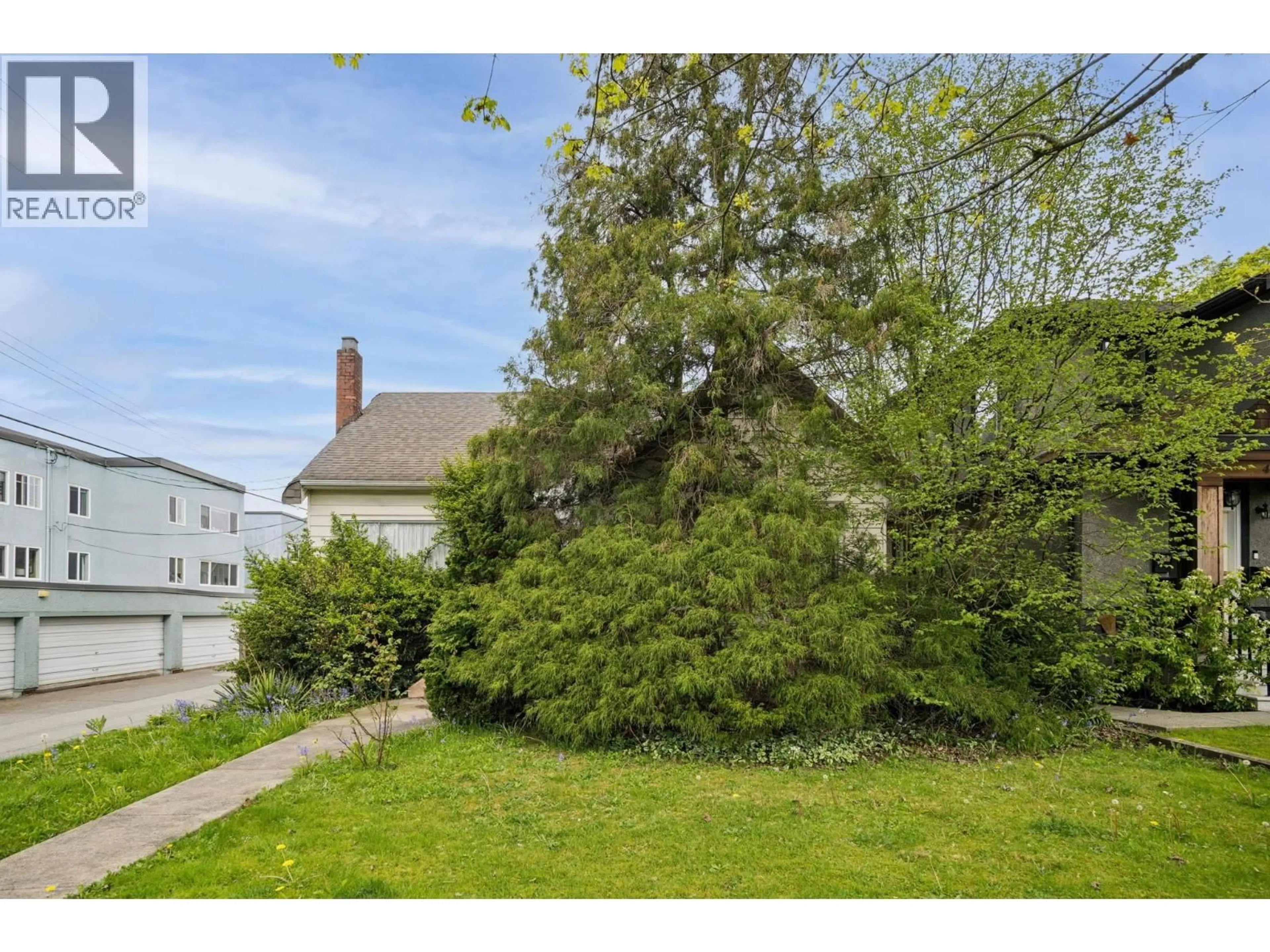 A pic from outside/outdoor area/front of a property/back of a property/a pic from drone, street for 481 WEST 21ST AVENUE, Vancouver British Columbia V5Y2E6