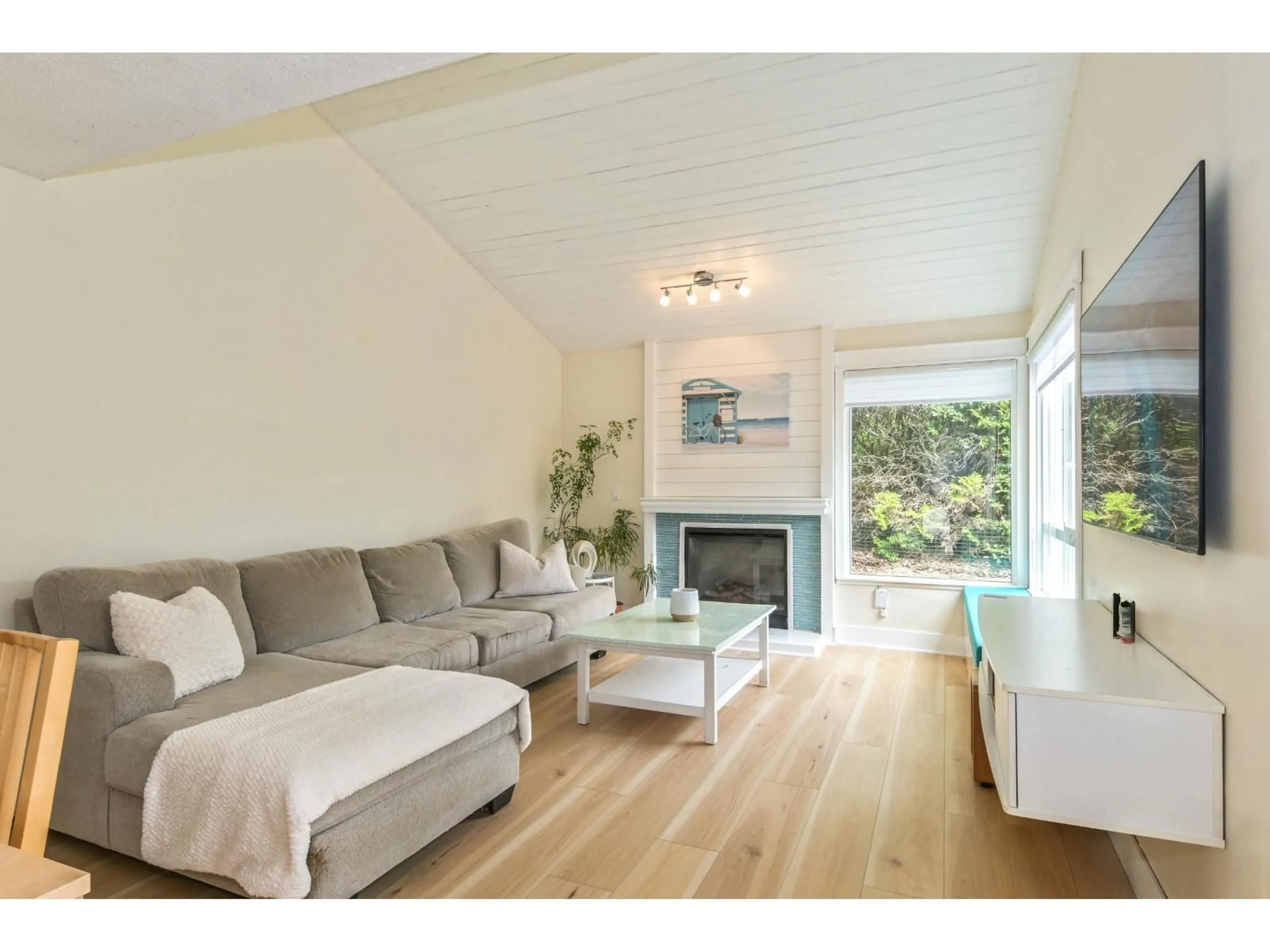 Living room with furniture, wood/laminate floor for 6294 GREENSIDE DRIVE, Surrey British Columbia V3S5M8