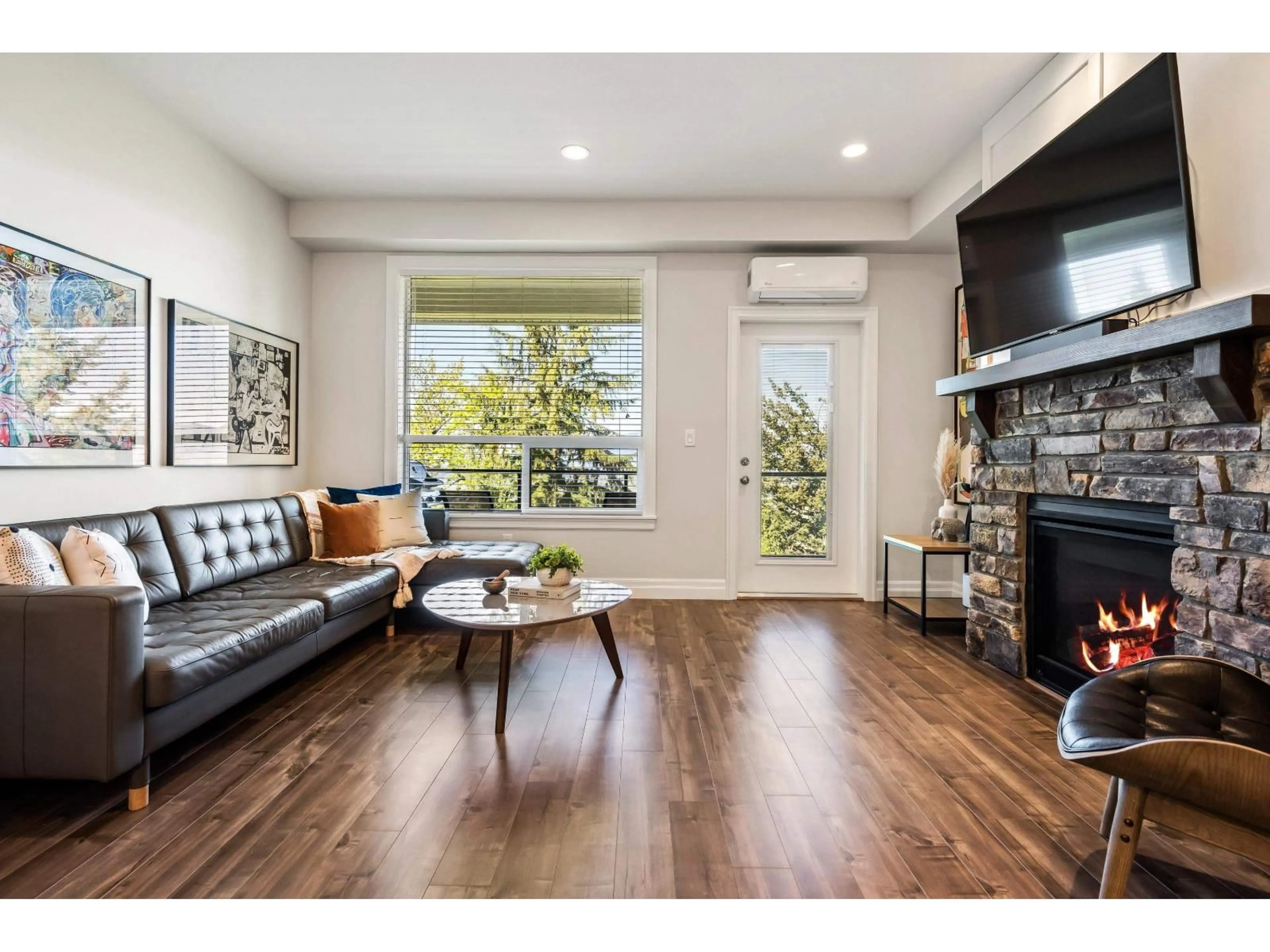 Living room with furniture, wood/laminate floor for 142 - 6026 LINDEMAN STREET, Chilliwack British Columbia V2R0W1