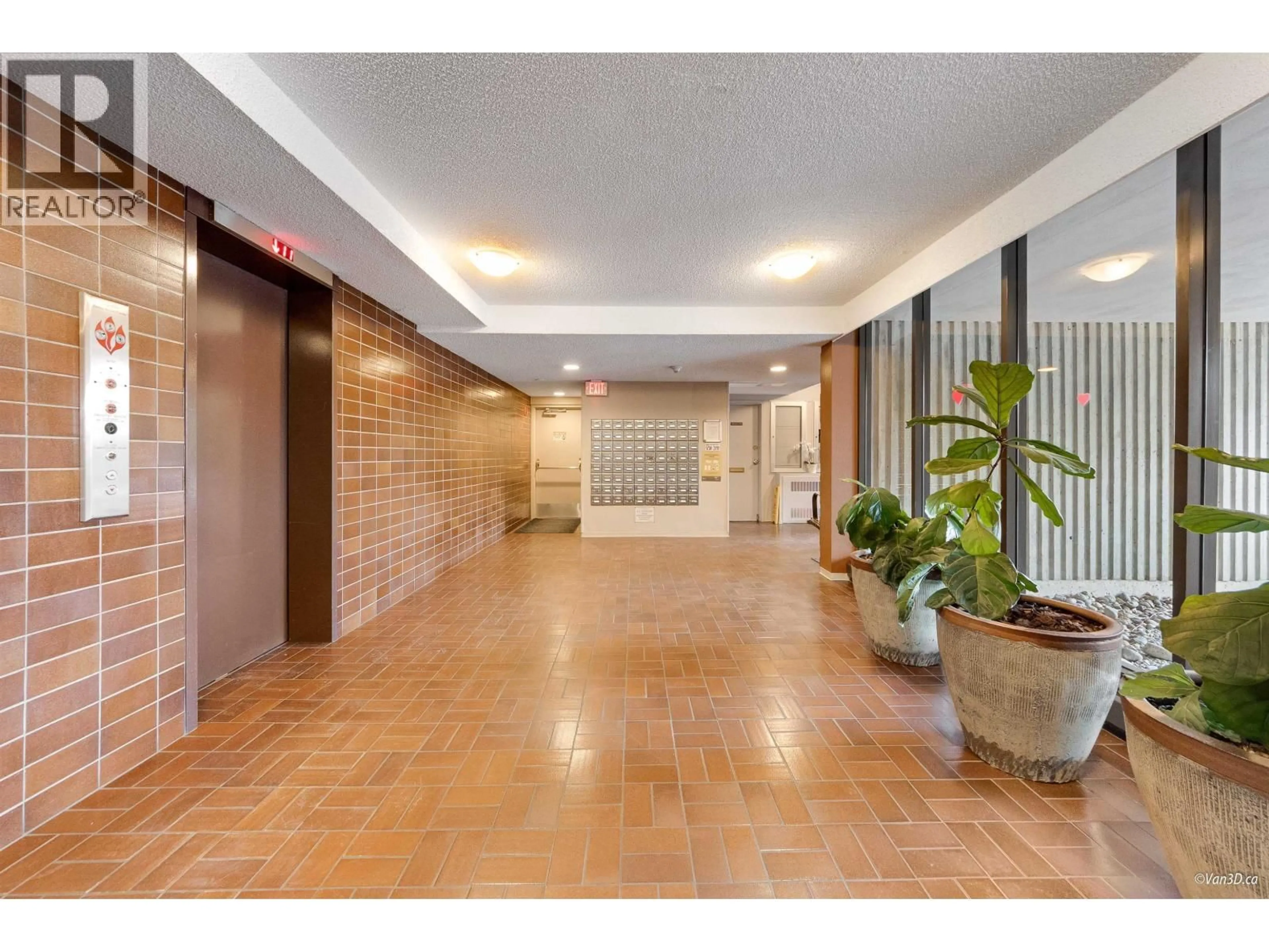 Indoor foyer for 705 - 6689 WILLINGDON AVENUE, Burnaby British Columbia V5H3Y8