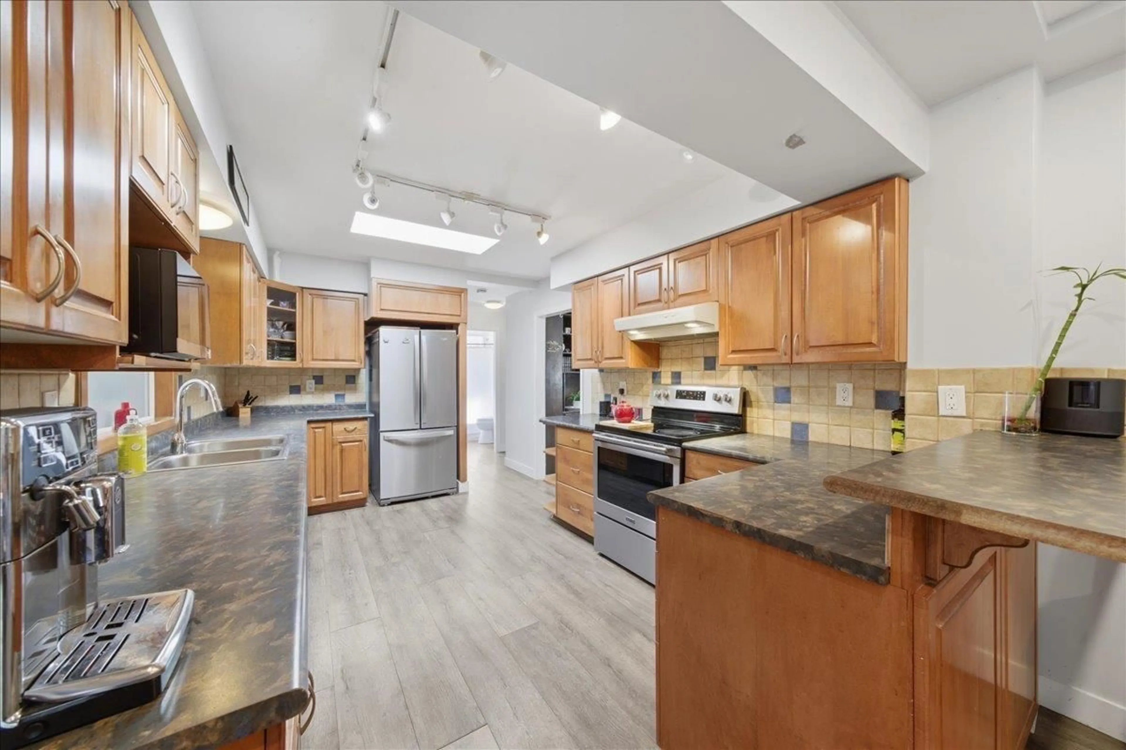 Open concept kitchen, ceramic/tile floor for 10734 141 STREET, Surrey British Columbia V3T4R4