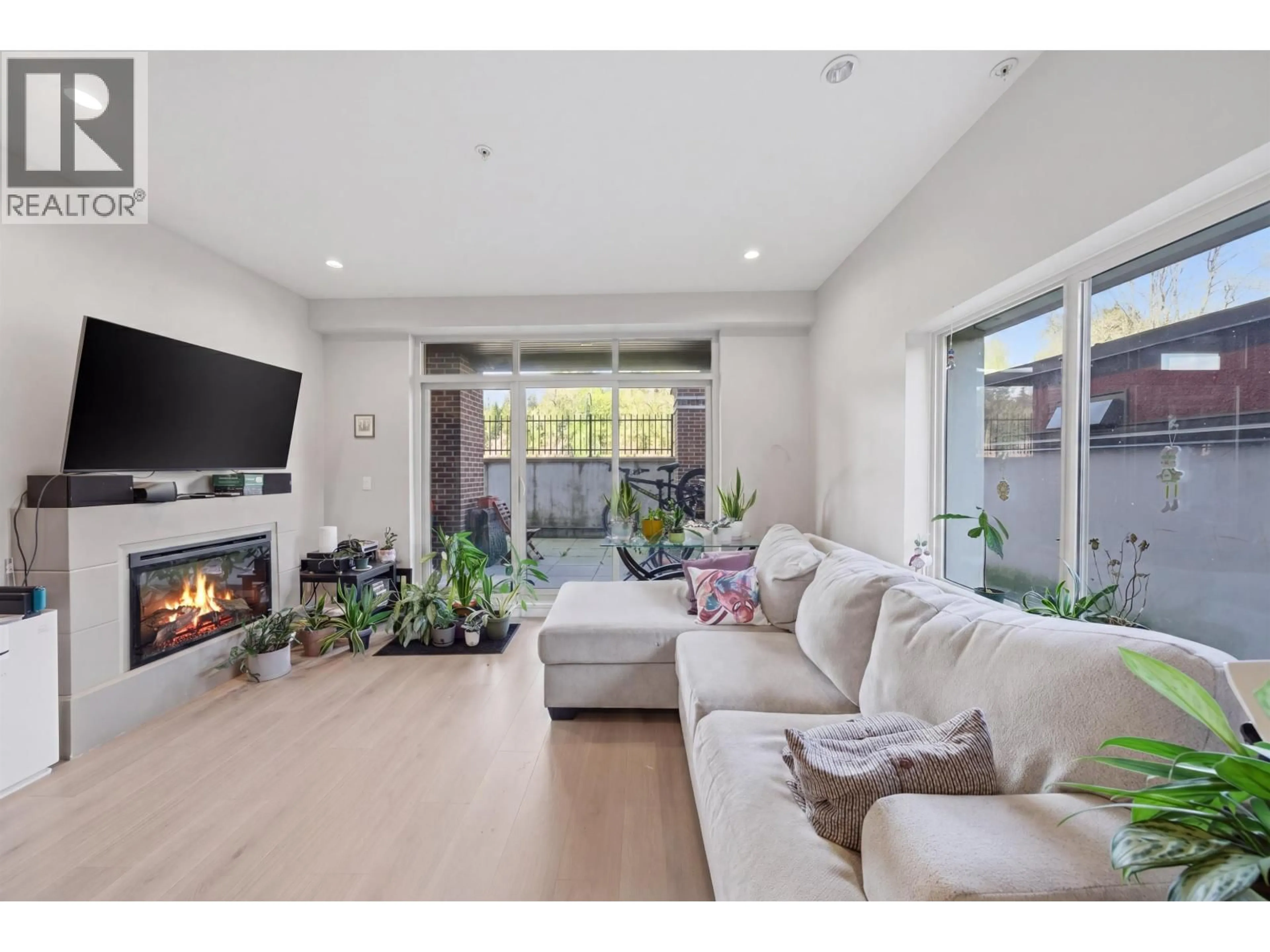 Living room with furniture, unknown for 204 - 1273 MARINE DRIVE, North Vancouver British Columbia V7P1T3