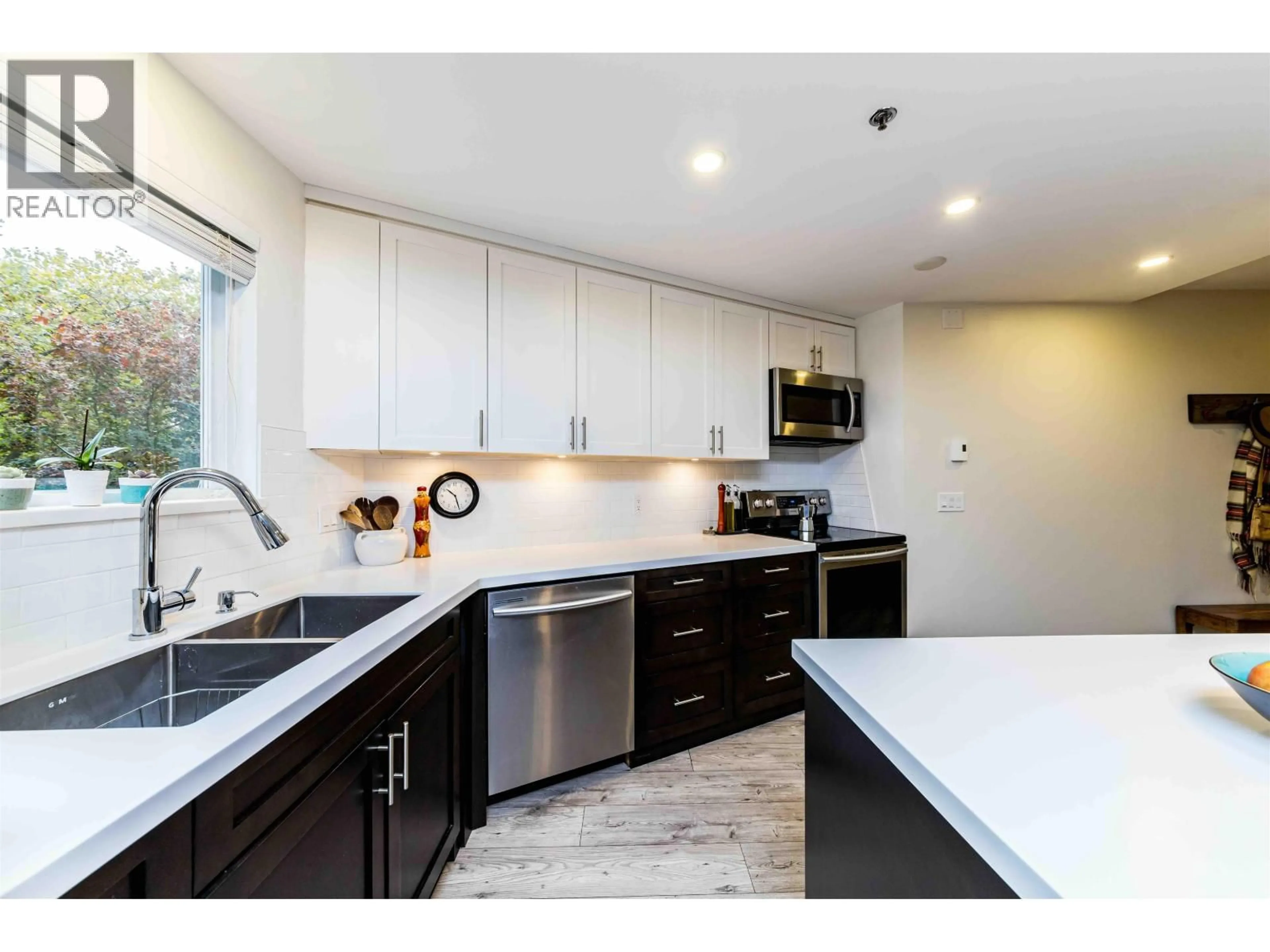 Unknown for 401 - 2295 PANDORA STREET, Vancouver British Columbia V5L1N6