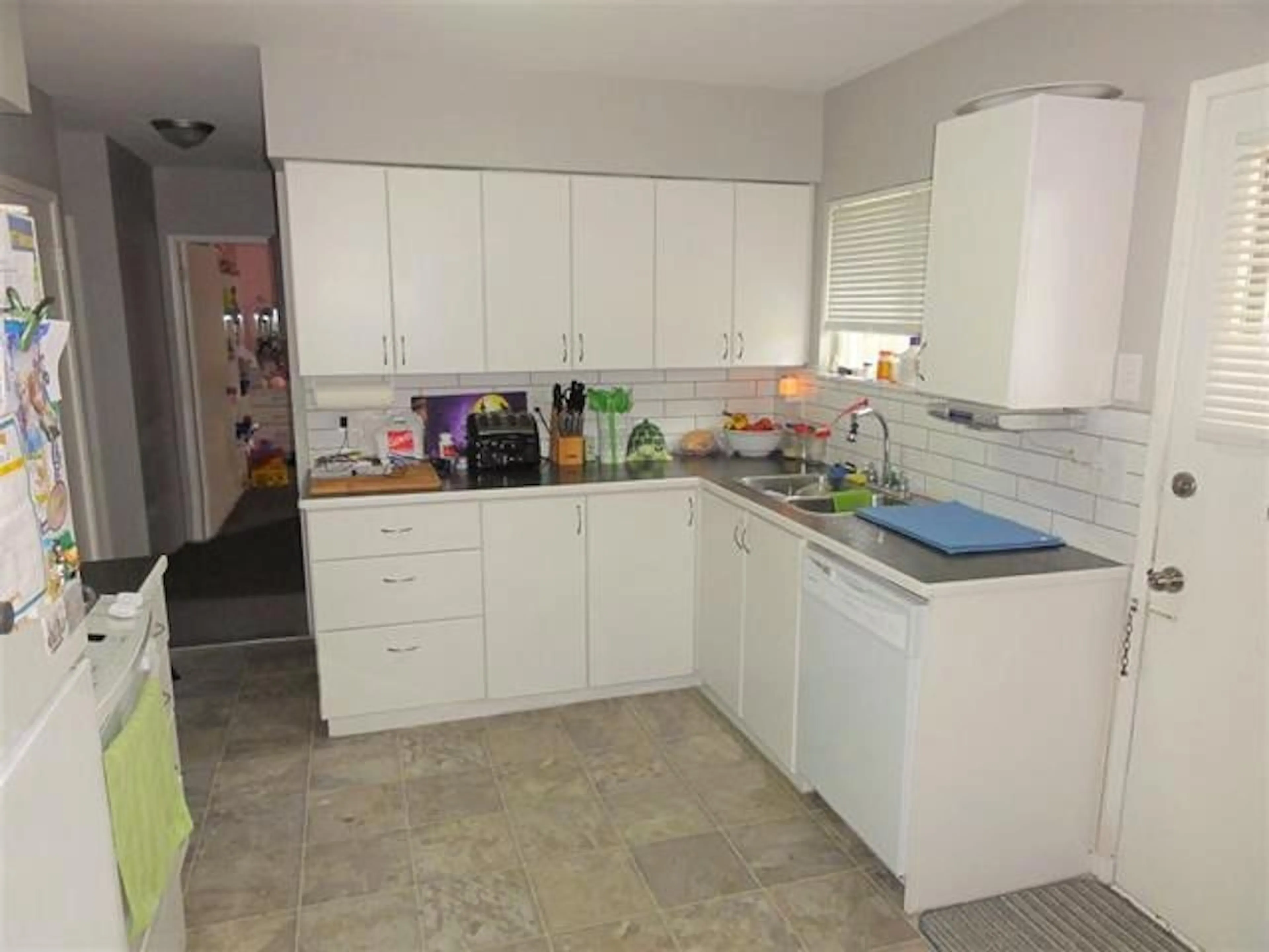 Standard kitchen, unknown for 11480 96A AVENUE, Surrey British Columbia V3V1Z6