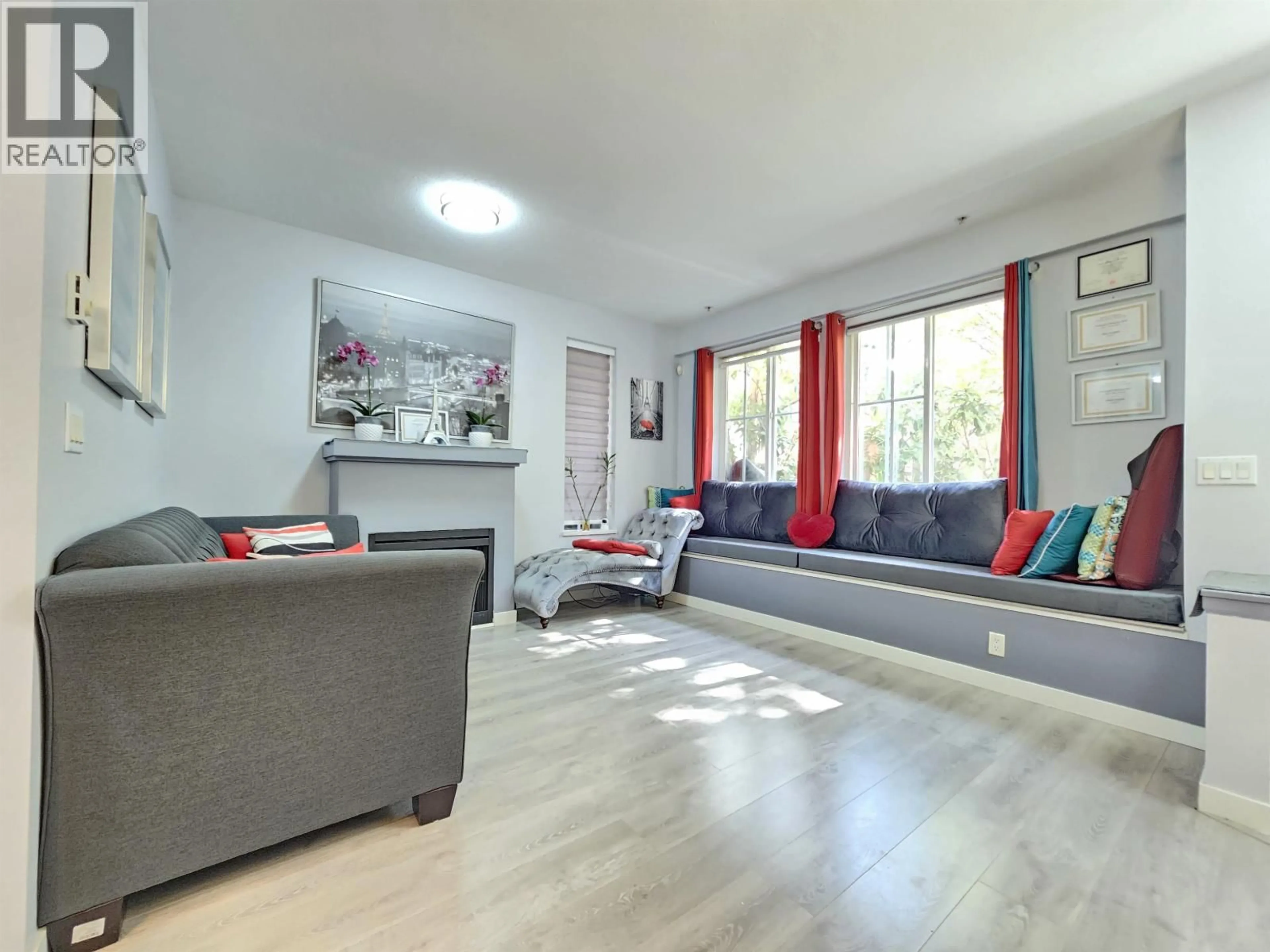 Living room with furniture, unknown for 37 - 7088 17TH AVENUE, Burnaby British Columbia V3N1K5