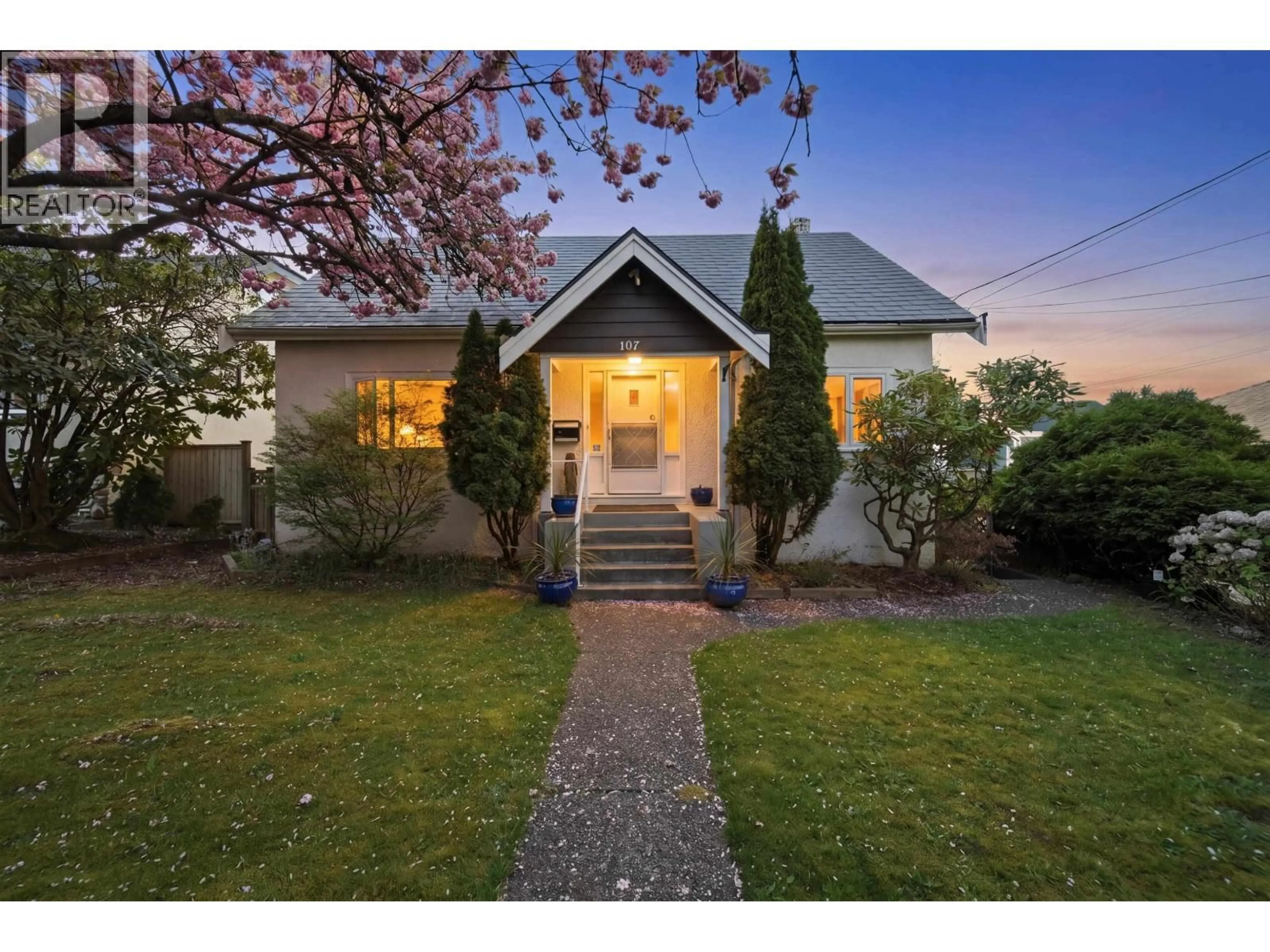 A pic from outside/outdoor area/front of a property/back of a property/a pic from drone, street for 107 SEVENTH AVENUE, New Westminster British Columbia V3L1W2
